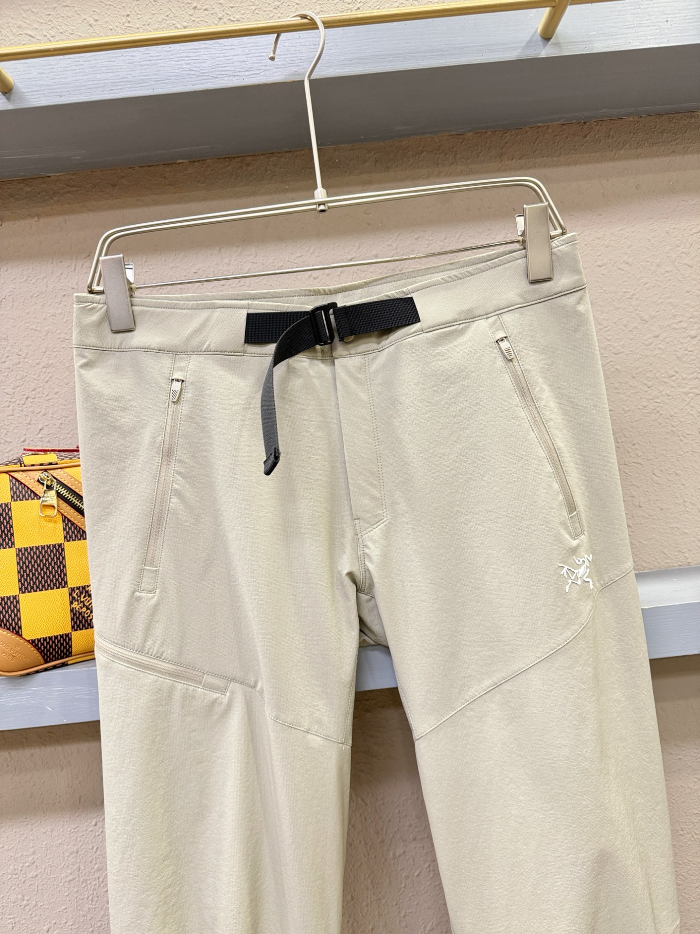  ARC‘TERYX/始祖鸟  2025新品爆款休闲裤，选用欧洲防晒面料，柔软舒适有质感，原版五金配件，