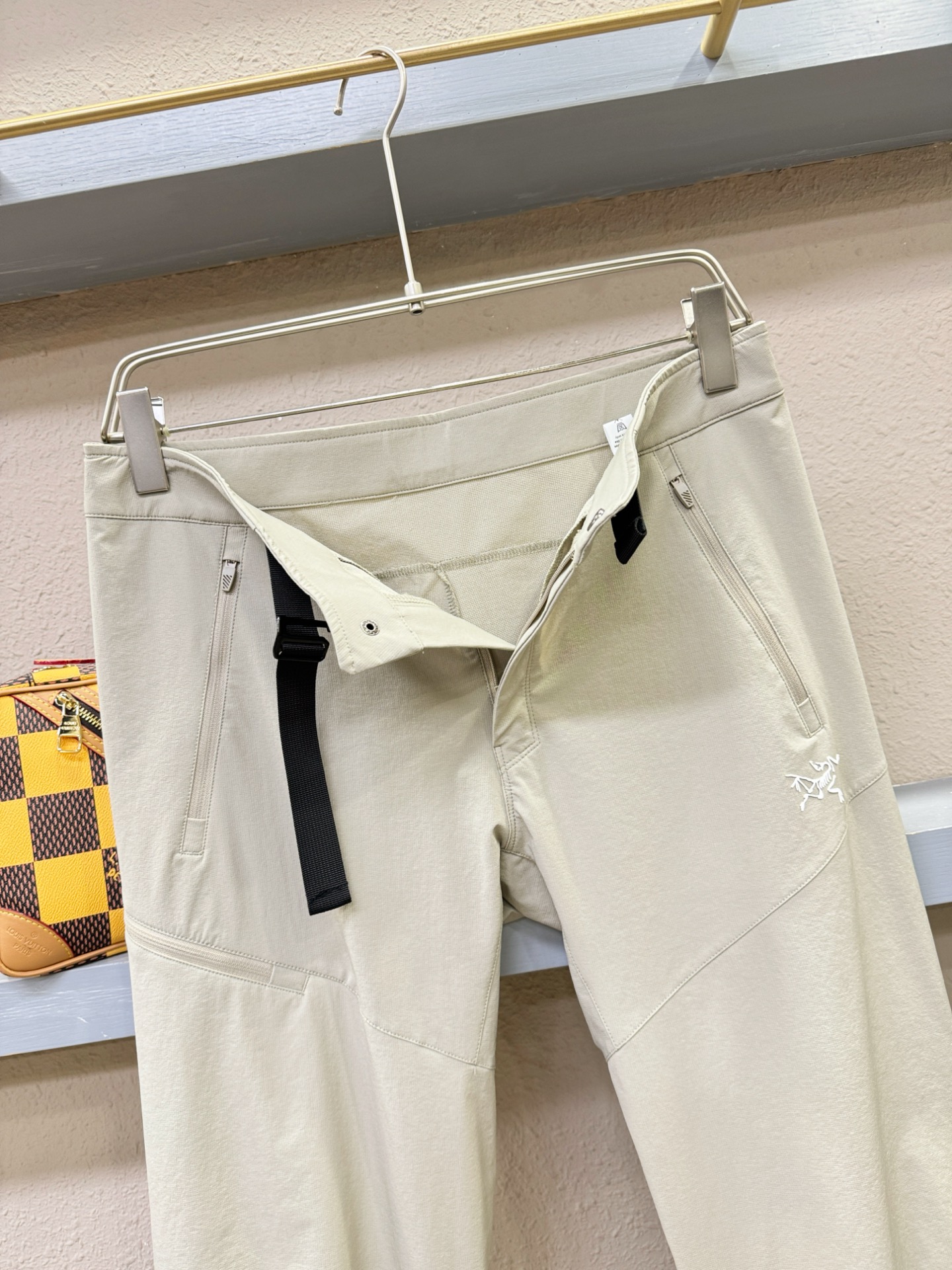  ARC‘TERYX/始祖鸟  2025新品爆款休闲裤，选用欧洲防晒面料，柔软舒适有质感，原版五金配件，