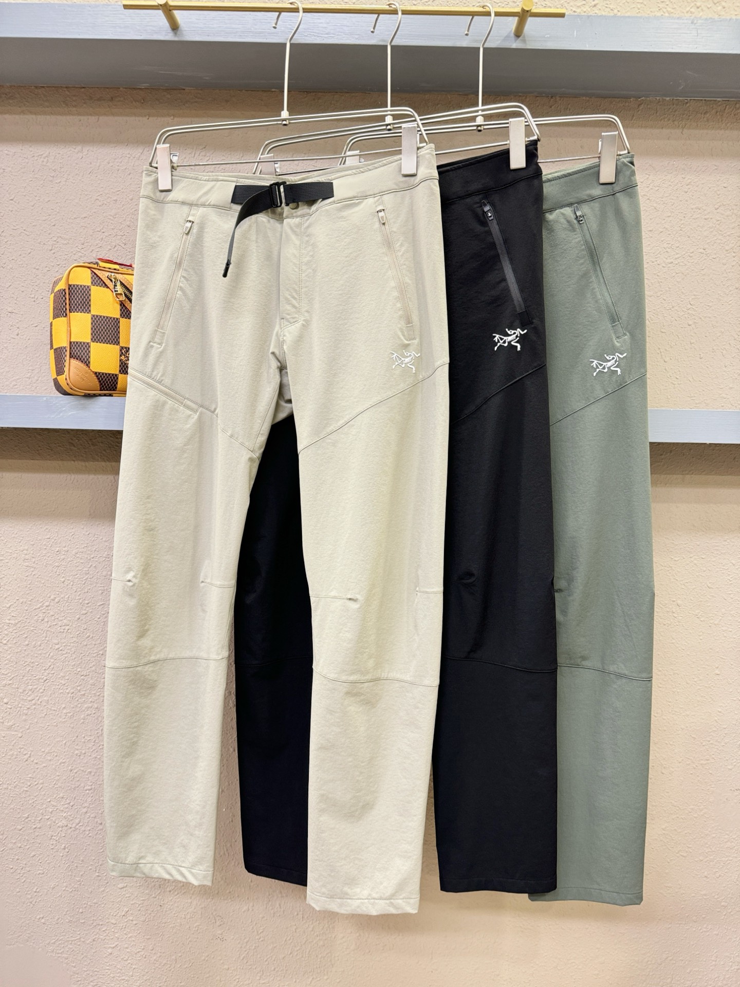  ARC‘TERYX/始祖鸟  2025新品爆款休闲裤，选用欧洲防晒面料，柔软舒适有质感，原版五金配件，