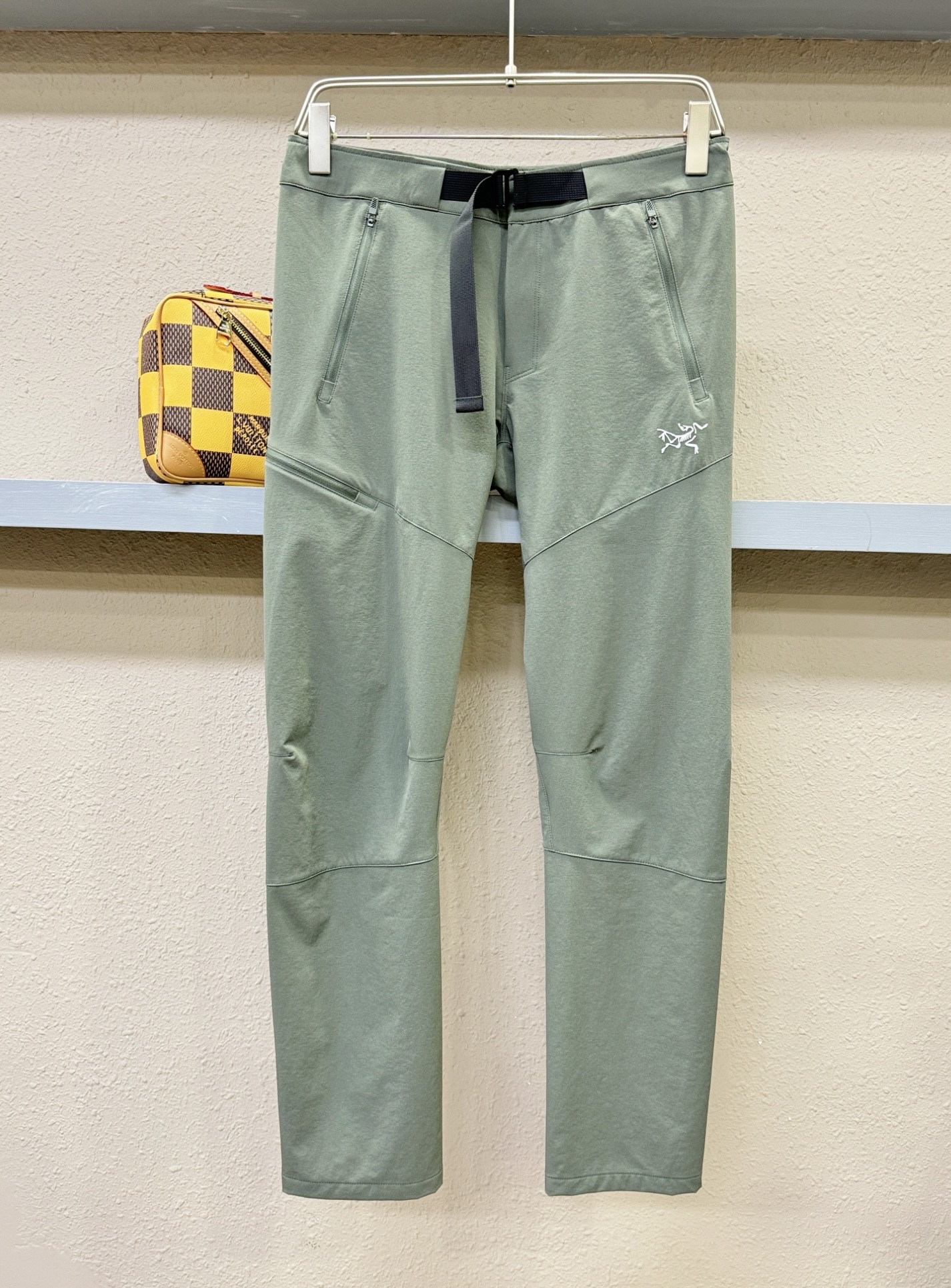  ARC‘TERYX/始祖鸟  2025新品爆款休闲裤，选用欧洲防晒面料，柔软舒适有质感，原版五金配件，