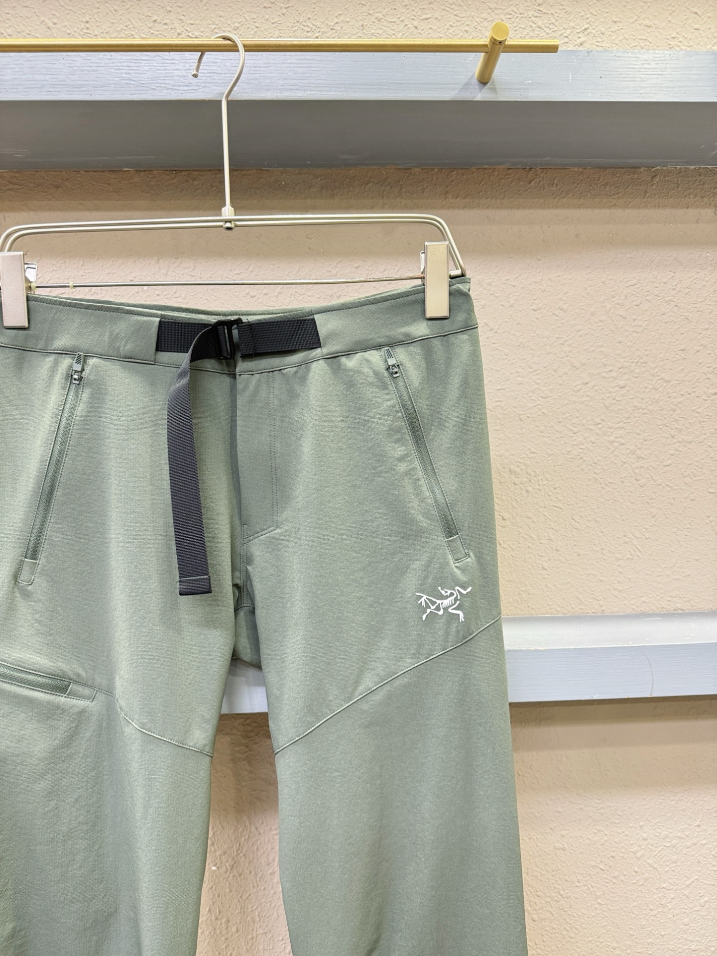  ARC‘TERYX/始祖鸟  2025新品爆款休闲裤，选用欧洲防晒面料，柔软舒适有质感，原版五金配件，