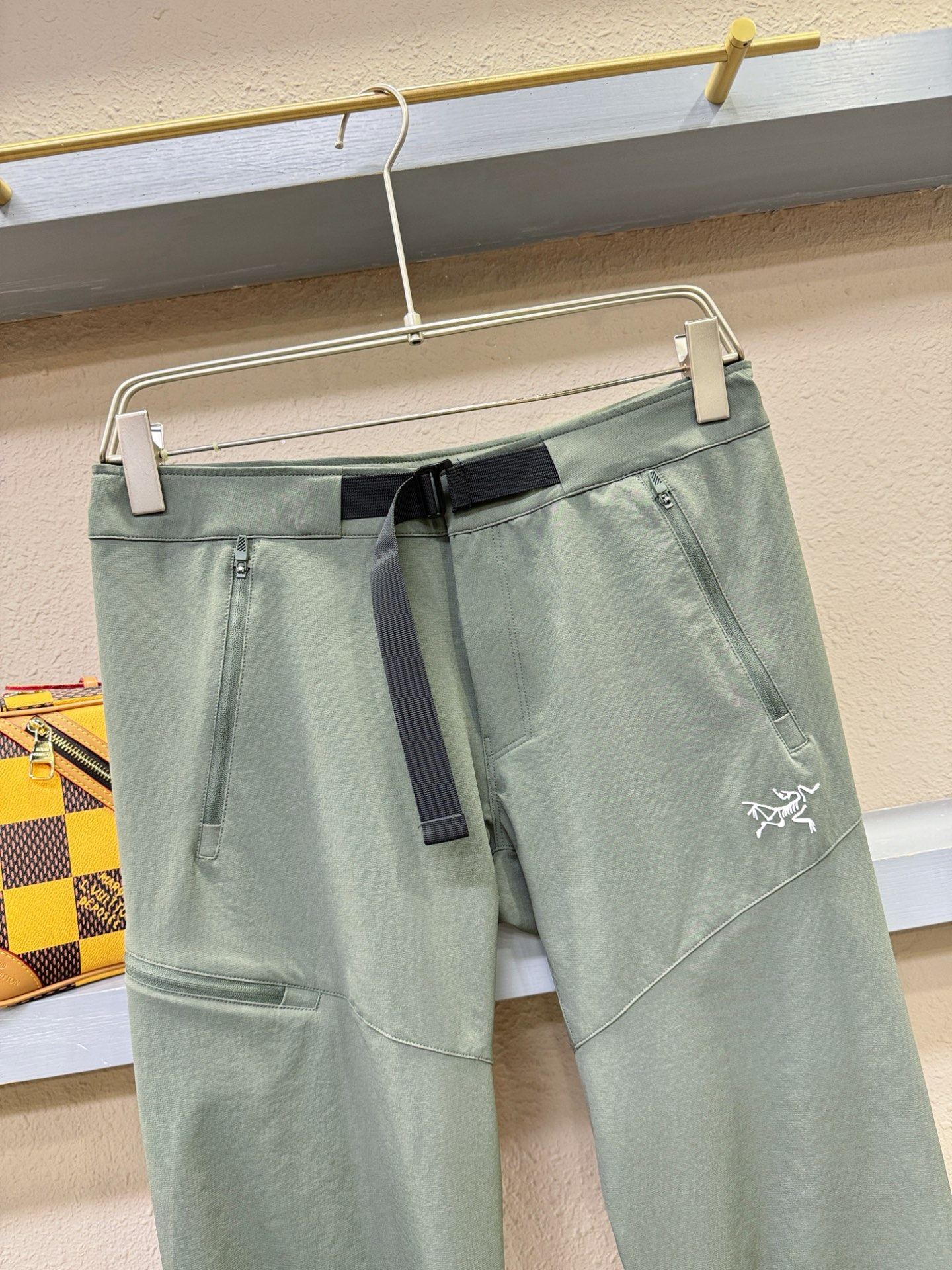  ARC‘TERYX/始祖鸟  2025新品爆款休闲裤，选用欧洲防晒面料，柔软舒适有质感，原版五金配件，