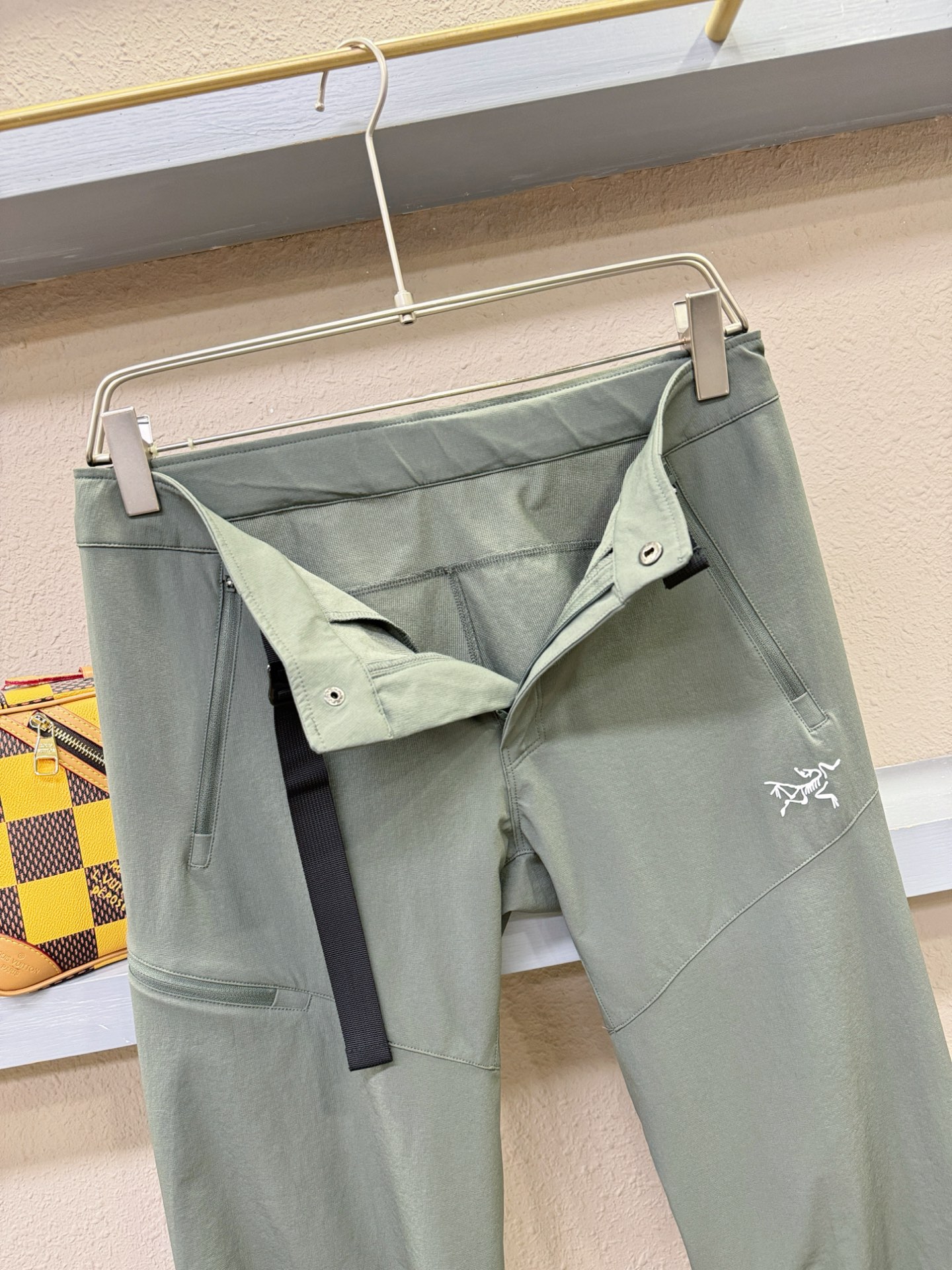  ARC‘TERYX/始祖鸟  2025新品爆款休闲裤，选用欧洲防晒面料，柔软舒适有质感，原版五金配件，