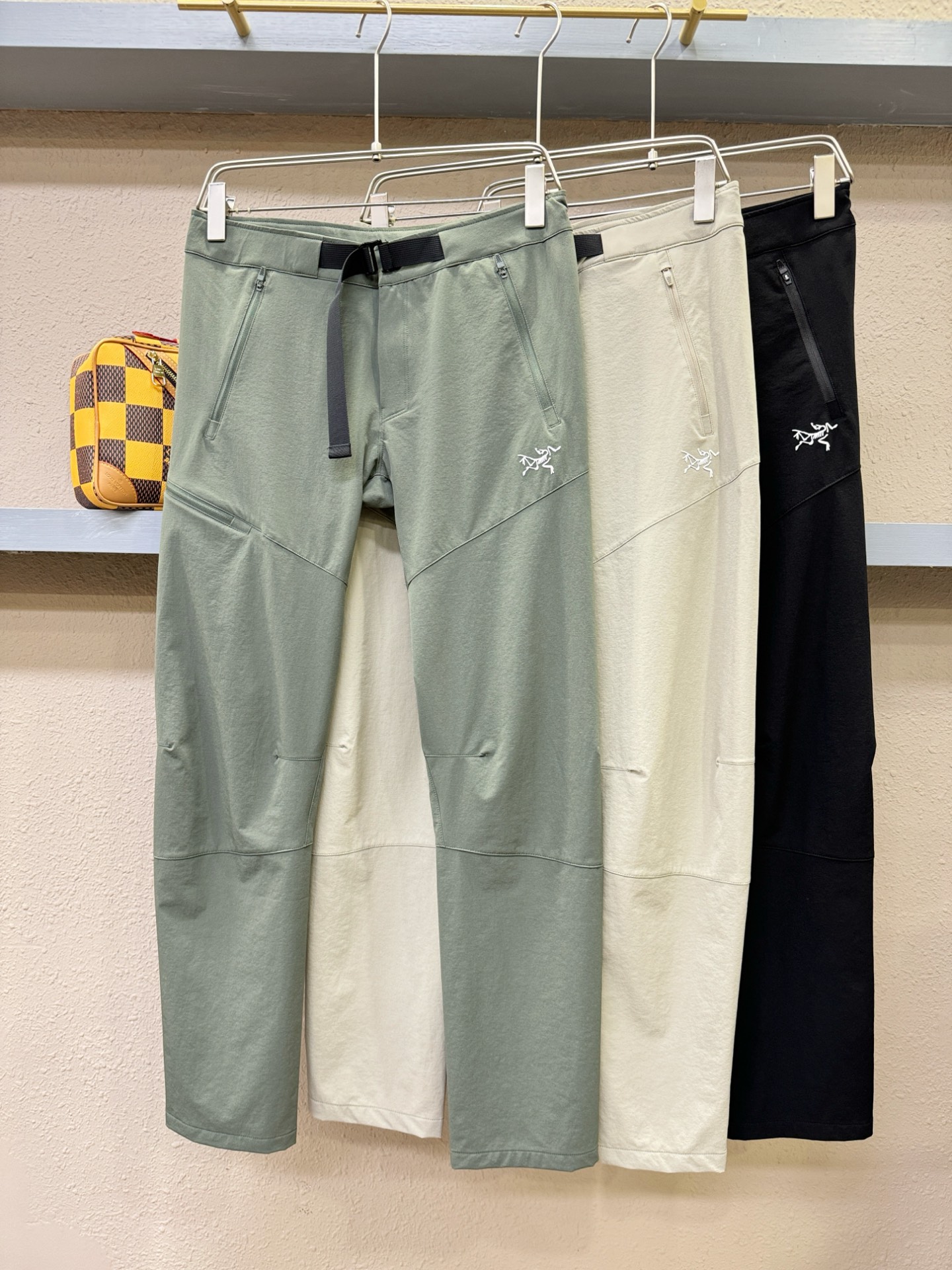  ARC‘TERYX/始祖鸟  2025新品爆款休闲裤，选用欧洲防晒面料，柔软舒适有质感，原版五金配件，