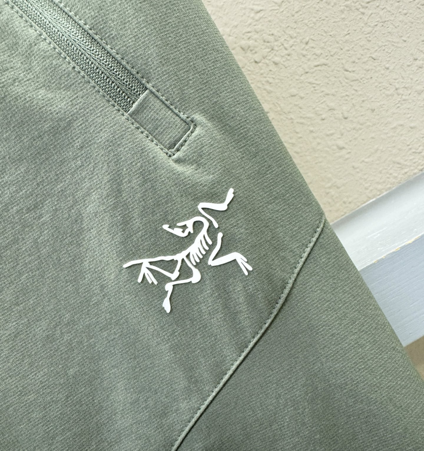  ARC‘TERYX/始祖鸟  2025新品爆款休闲裤，选用欧洲防晒面料，柔软舒适有质感，原版五金配件，