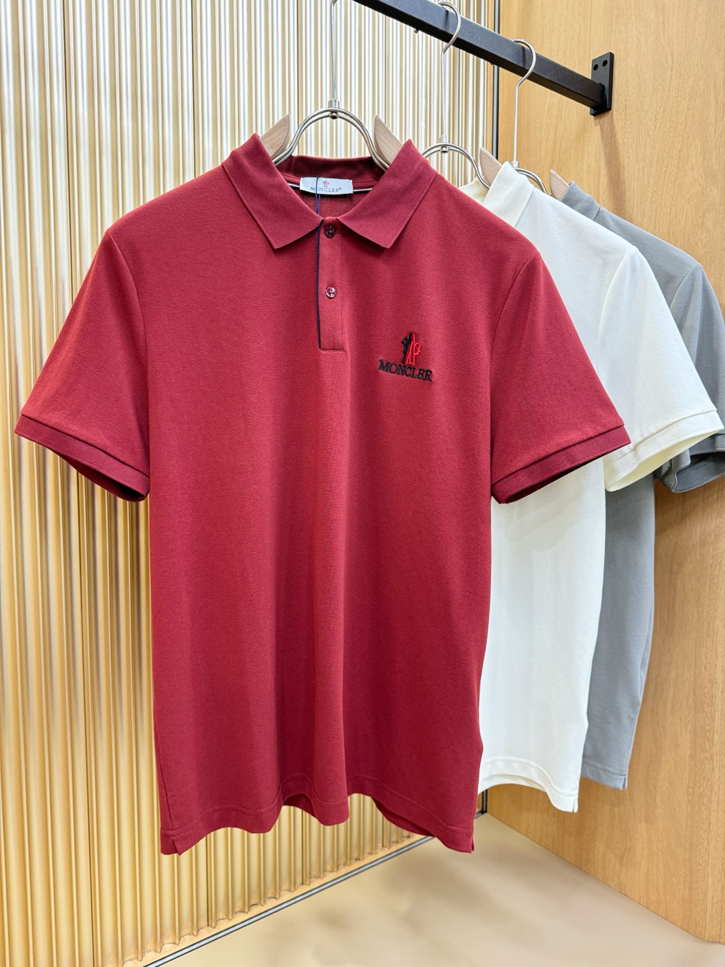 NO:455167,Moncler hooded 2025 official spring and summer new style for men's lapel short-sleeved POLO shirt, exquisite chest logo, high-end main line series, imported mercerized bead floor cotton fabric, fabric attributes are all excellent, creating a unique fabric type. First-class texture, excellent skin-friendly, silky and delicate touch, iconic electroplated buttons, fashionable three-button opening and closing placket design, paired with small lapels, fashionable and age-reducing, the upper body is full of Italian tone, full of shape. M-3XL, Moncler, T-shirt, alexander wang19860909Moncler蒙口 2025官方春夏新款 男士翻领短袖POLO衫,胸口精致Logo,高端主线系列,进口丝光珠地棉面料,面料属性皆为上乘,缔造出独一无二的面料类型.质感一流,亲肤性极佳,触感丝滑细腻,标志性电镀纽扣,时尚三扣开合门襟设计,搭配小翻领时尚且减龄,上身满满的意式腔调感,型格十足.码数M-3XL,,Moncler,T-shirt,alexander wang,Men's clothing