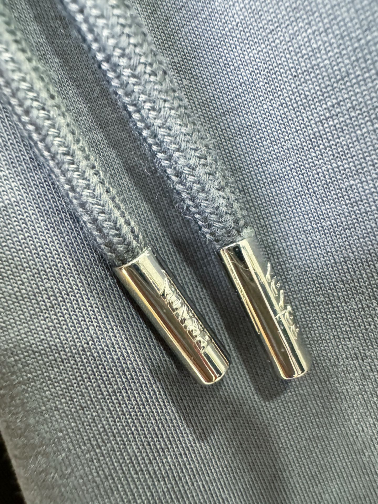  PRADA 普拉达 2025新品爆款休闲裤，选用欧洲进口面料，柔软舒适有质感，原版五金配件，非常炫酷👍