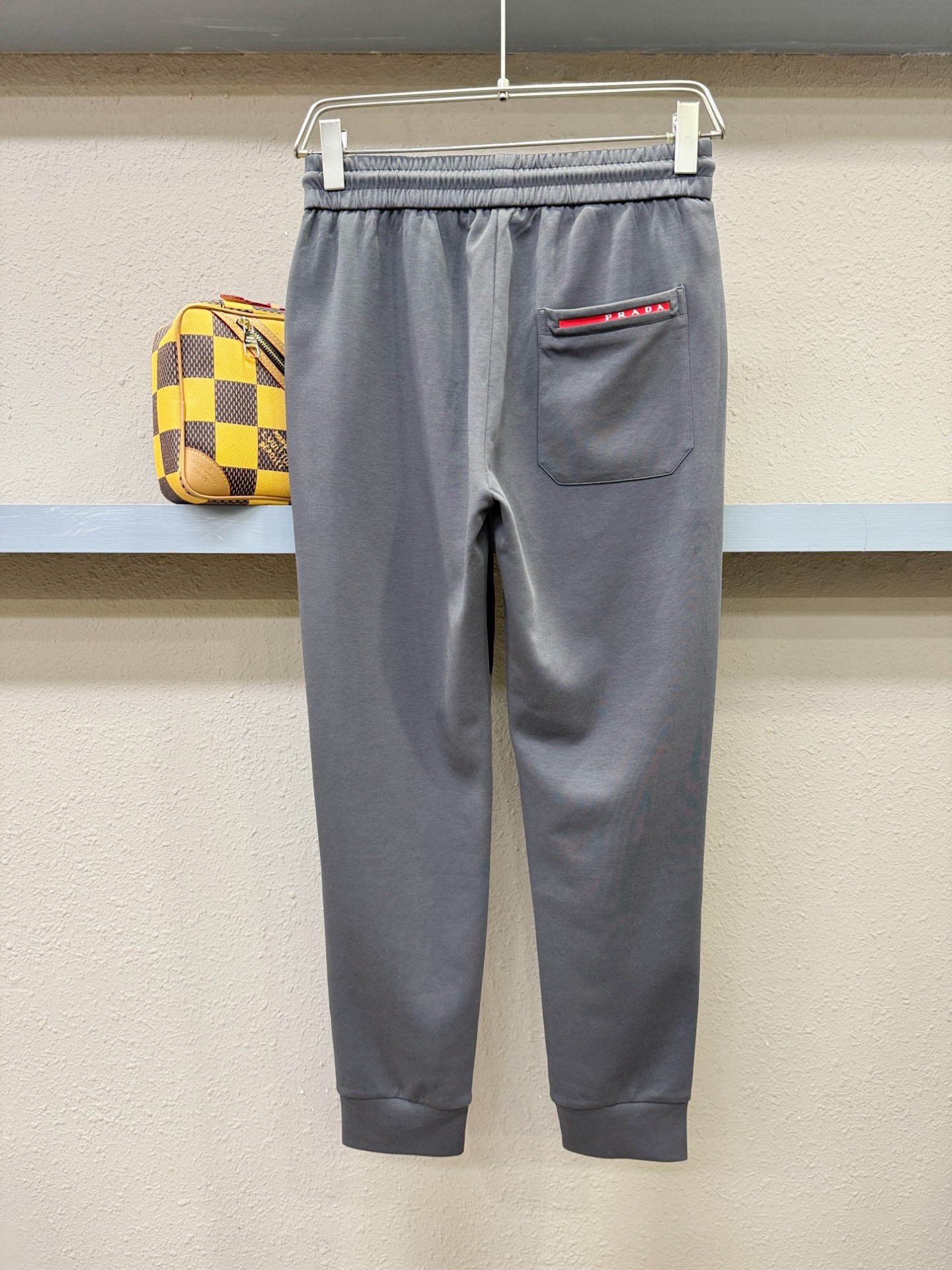  PRADA 普拉达 2025新品爆款休闲裤，选用欧洲进口面料，柔软舒适有质感，原版五金配件，非常炫酷👍