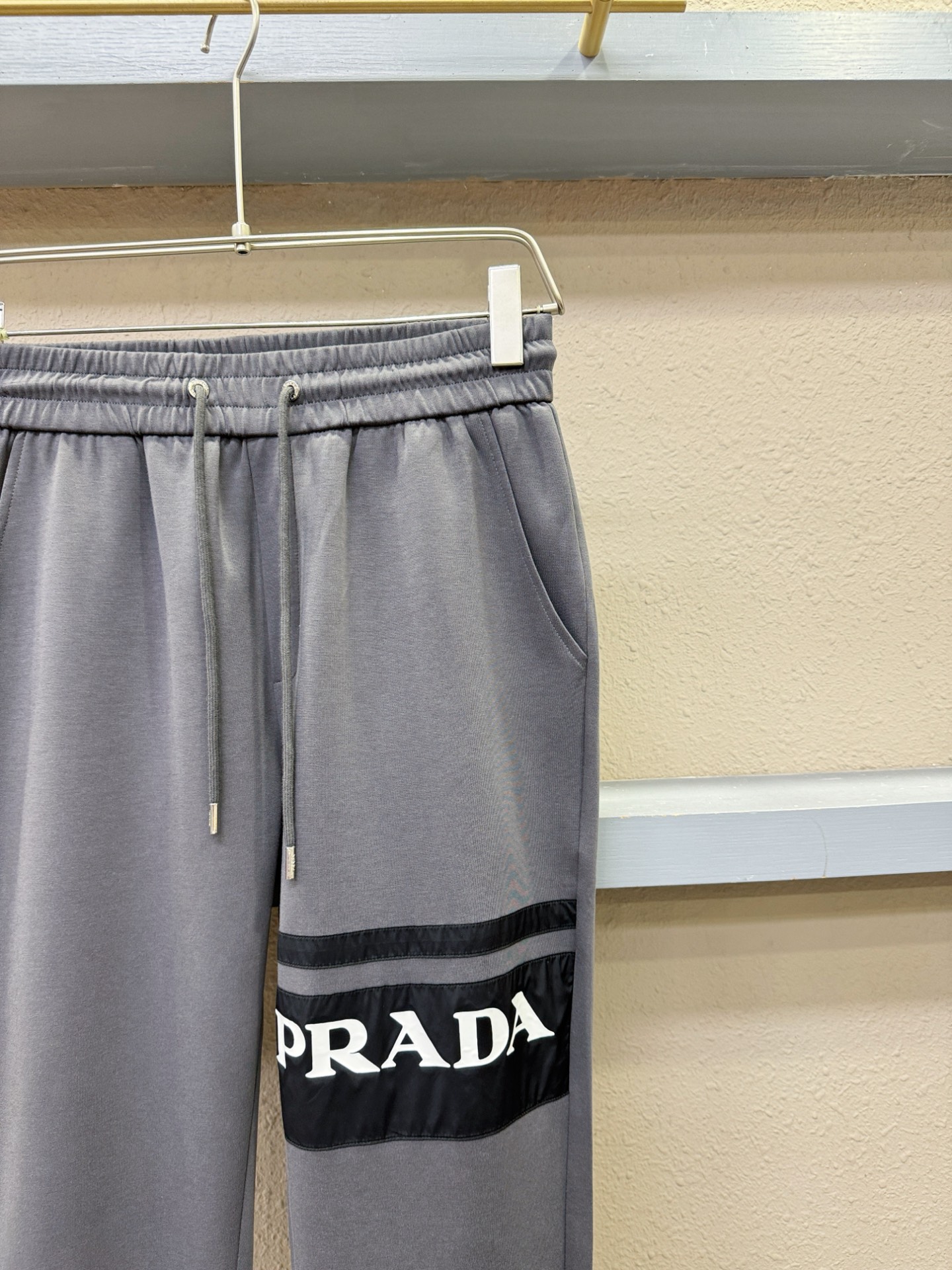  PRADA 普拉达 2025新品爆款休闲裤，选用欧洲进口面料，柔软舒适有质感，原版五金配件，非常炫酷👍