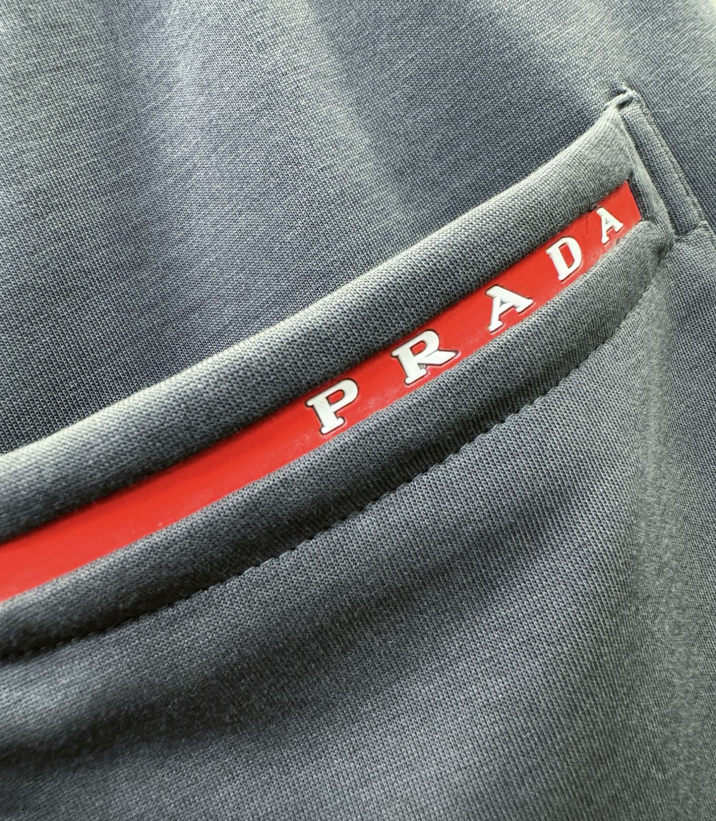  PRADA 普拉达 2025新品爆款休闲裤，选用欧洲进口面料，柔软舒适有质感，原版五金配件，非常炫酷👍