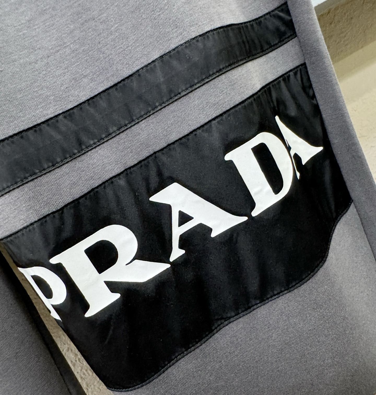  PRADA 普拉达 2025新品爆款休闲裤，选用欧洲进口面料，柔软舒适有质感，原版五金配件，非常炫酷👍