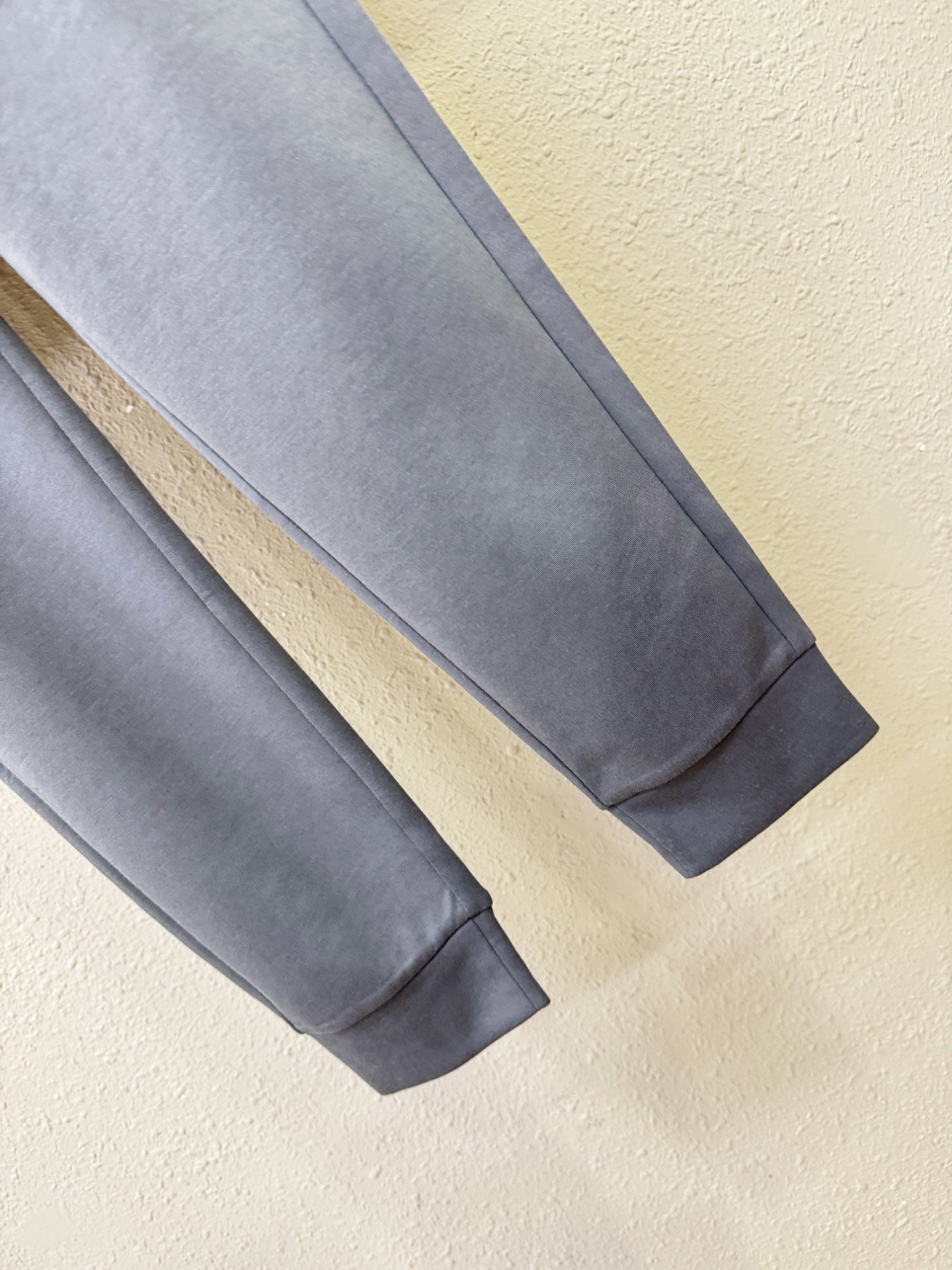  PRADA 普拉达 2025新品爆款休闲裤，选用欧洲进口面料，柔软舒适有质感，原版五金配件，非常炫酷👍