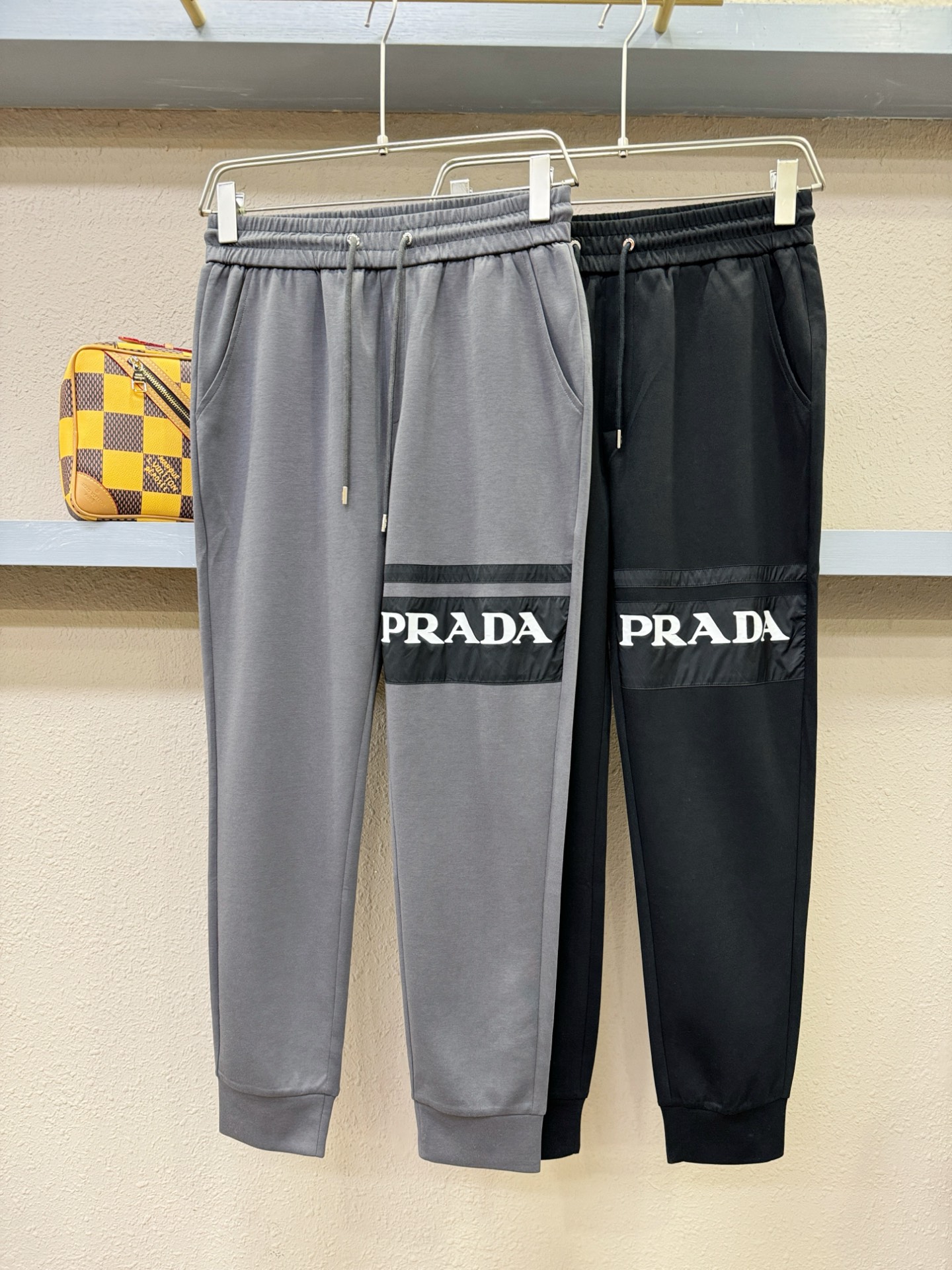  PRADA 普拉达 2025新品爆款休闲裤，选用欧洲进口面料，柔软舒适有质感，原版五金配件，非常炫酷👍