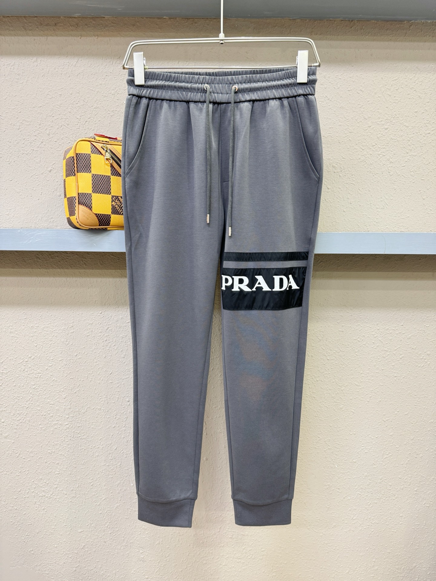  PRADA 普拉达 2025新品爆款休闲裤，选用欧洲进口面料，柔软舒适有质感，原版五金配件，非常炫酷👍