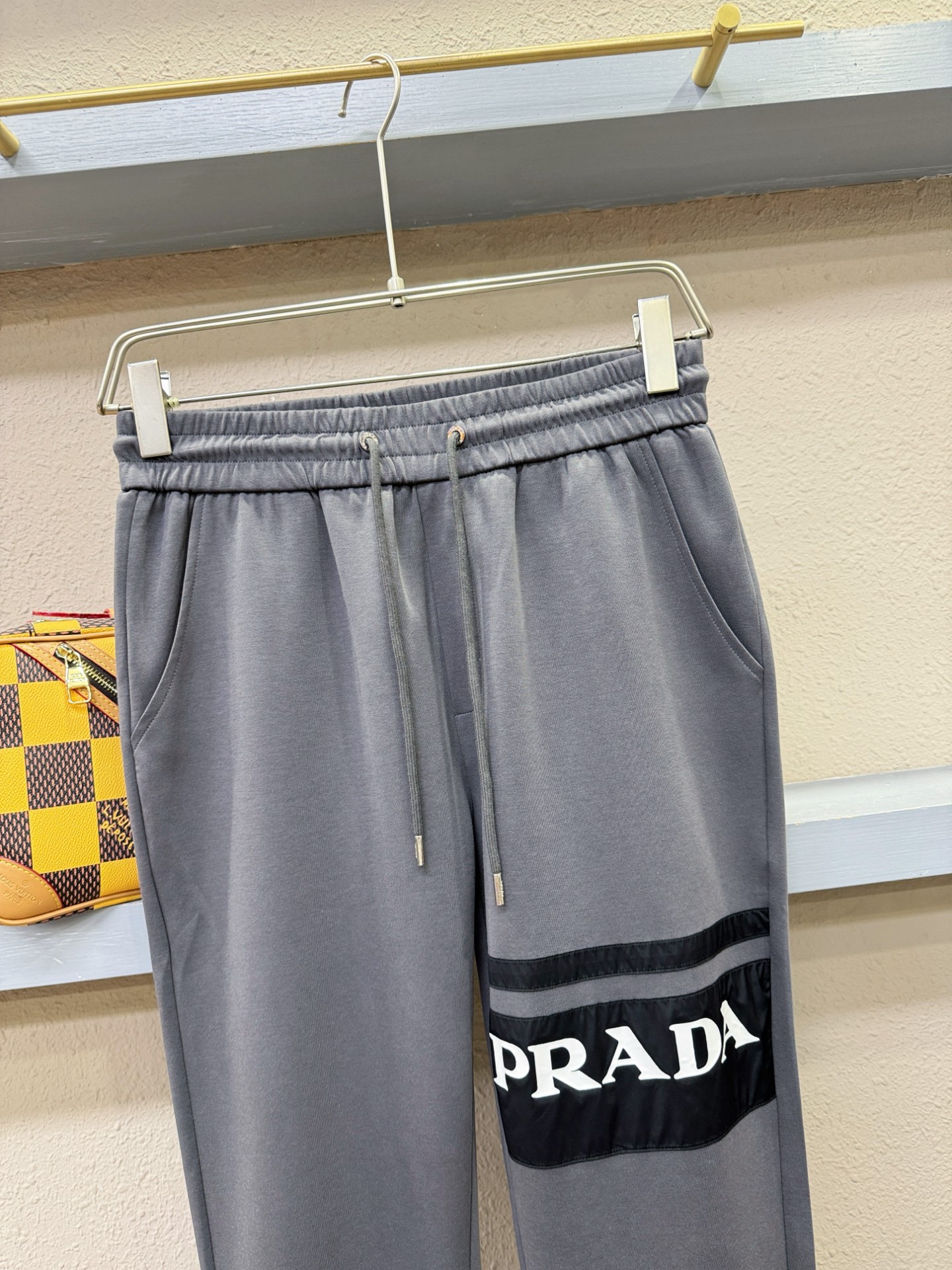  PRADA 普拉达 2025新品爆款休闲裤，选用欧洲进口面料，柔软舒适有质感，原版五金配件，非常炫酷👍