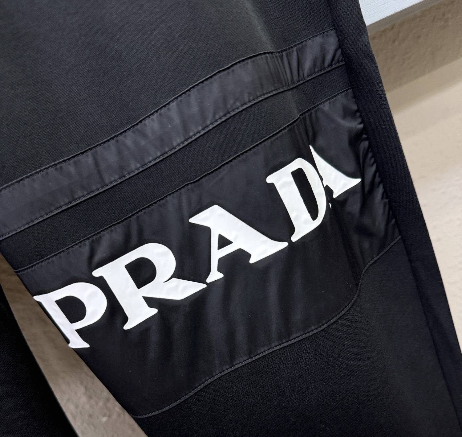  PRADA 普拉达 2025新品爆款休闲裤，选用欧洲进口面料，柔软舒适有质感，原版五金配件，非常炫酷👍