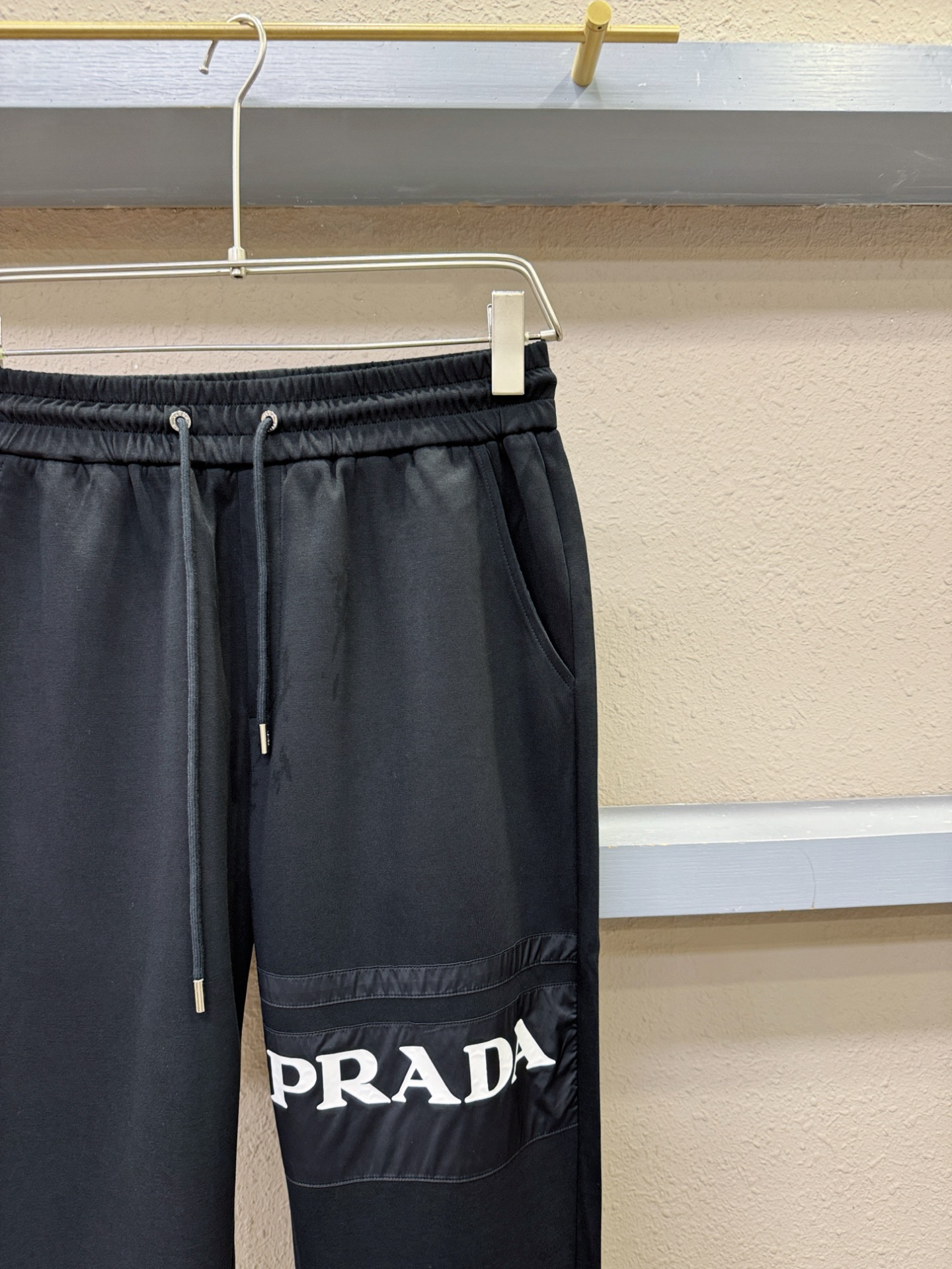  PRADA 普拉达 2025新品爆款休闲裤，选用欧洲进口面料，柔软舒适有质感，原版五金配件，非常炫酷👍