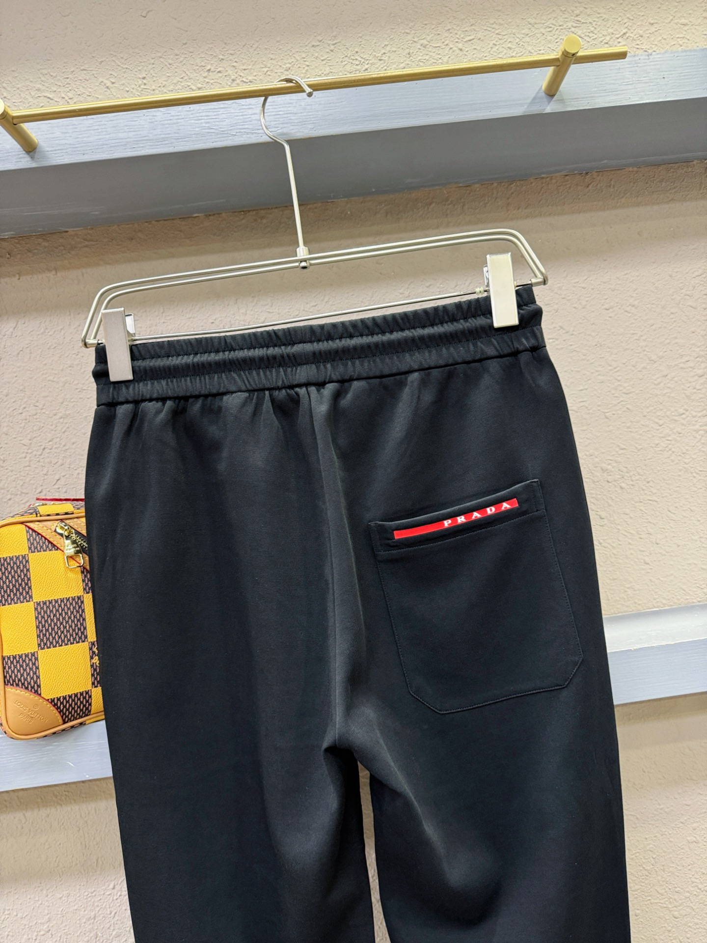  PRADA 普拉达 2025新品爆款休闲裤，选用欧洲进口面料，柔软舒适有质感，原版五金配件，非常炫酷👍