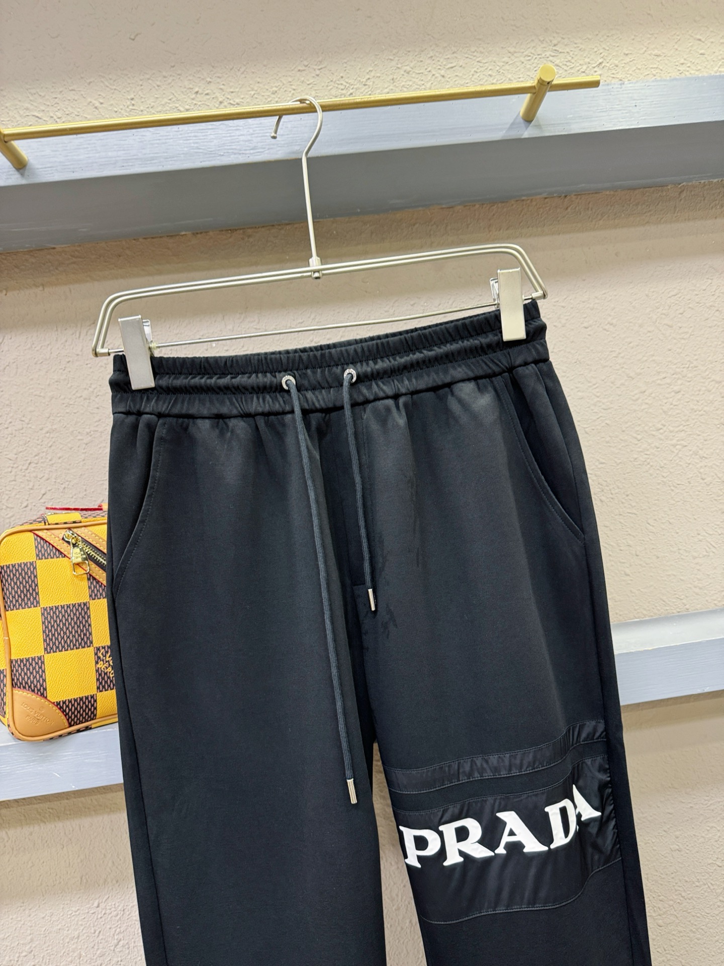  PRADA 普拉达 2025新品爆款休闲裤，选用欧洲进口面料，柔软舒适有质感，原版五金配件，非常炫酷👍