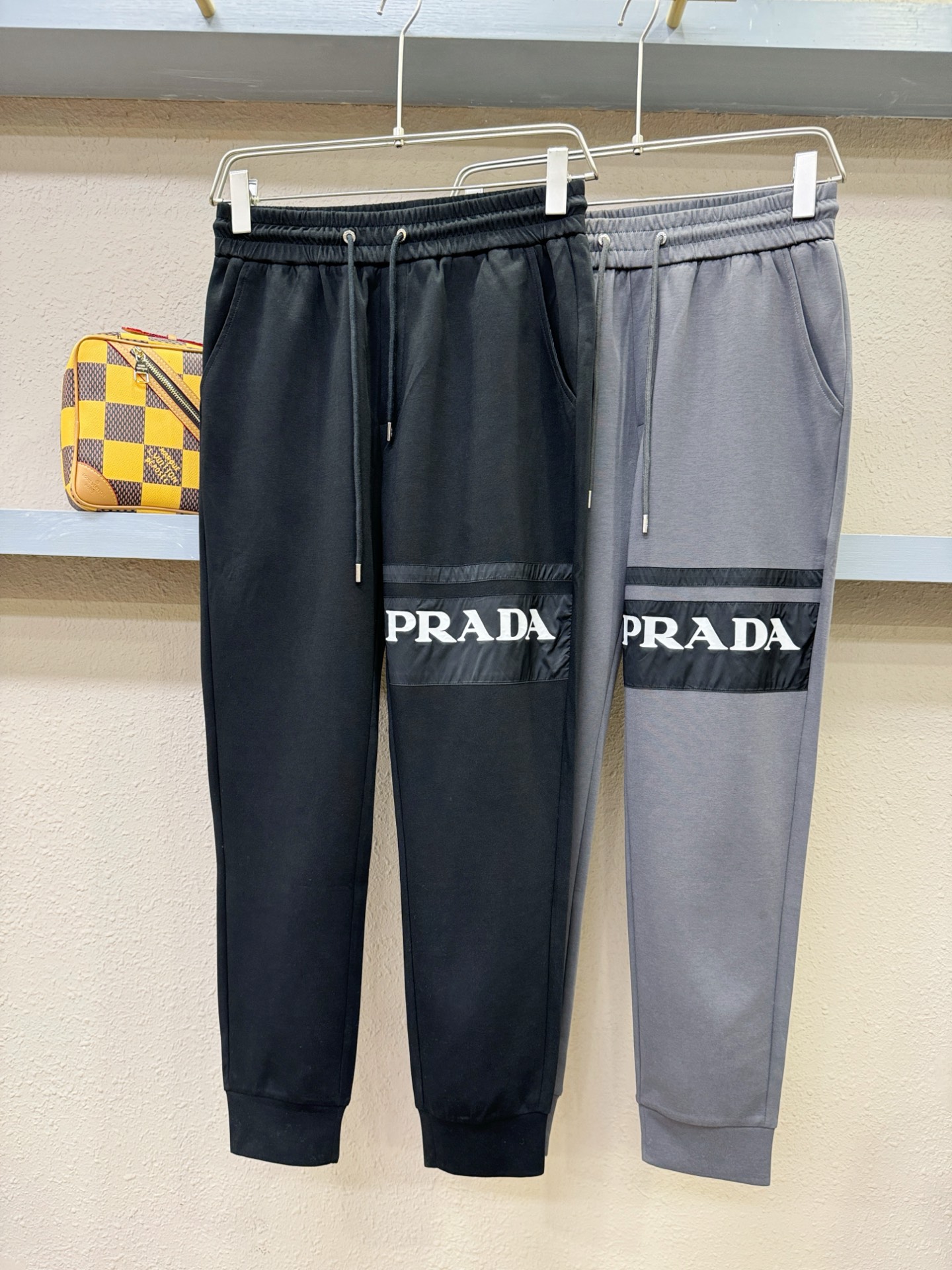  PRADA 普拉达 2025新品爆款休闲裤，选用欧洲进口面料，柔软舒适有质感，原版五金配件，非常炫酷👍