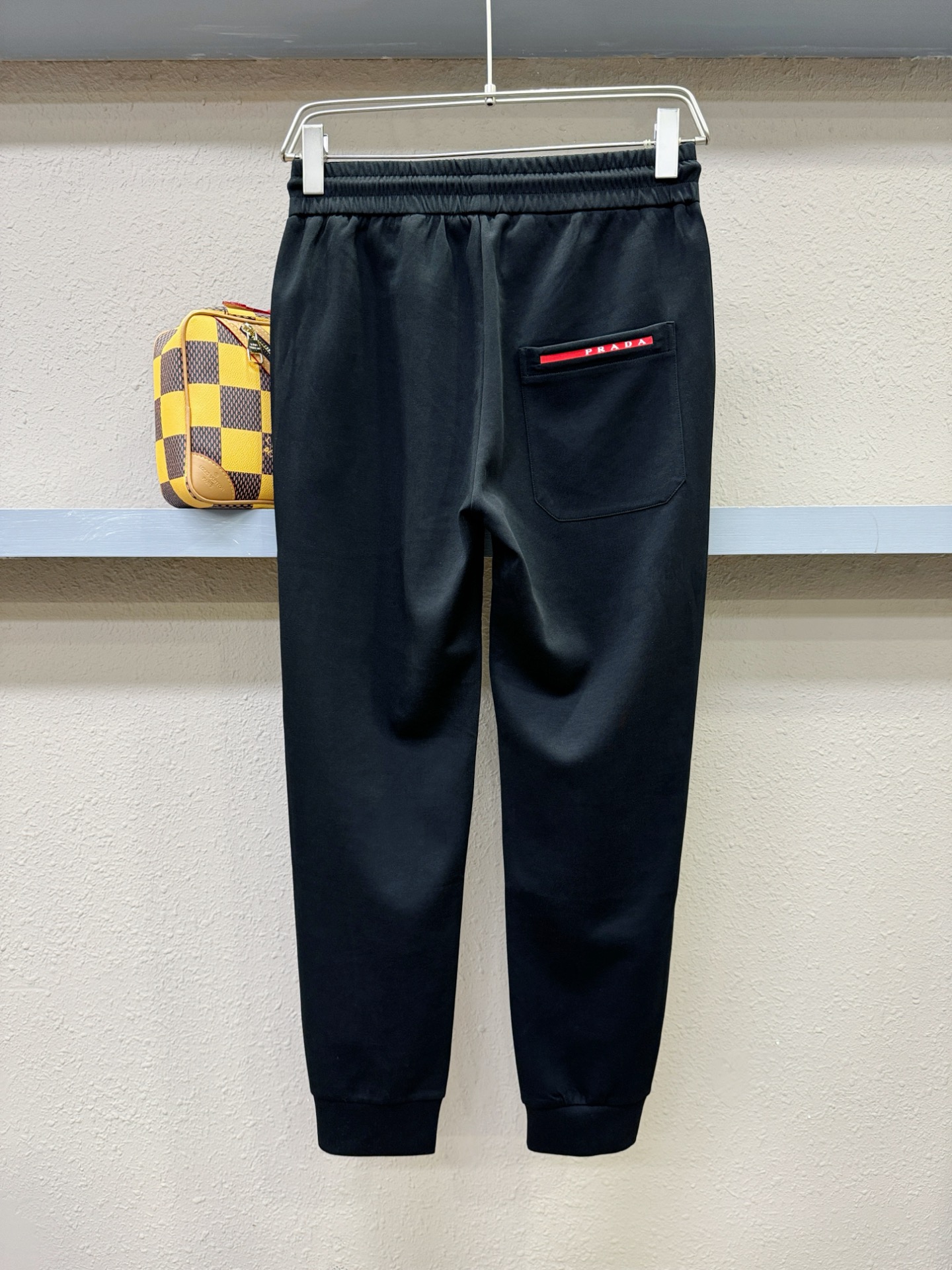  PRADA 普拉达 2025新品爆款休闲裤，选用欧洲进口面料，柔软舒适有质感，原版五金配件，非常炫酷👍