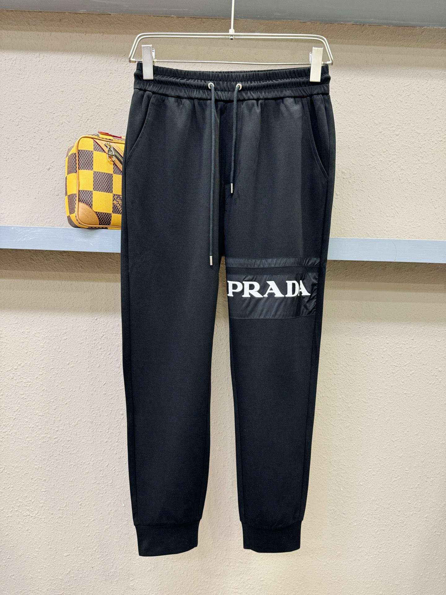  PRADA 普拉达 2025新品爆款休闲裤，选用欧洲进口面料，柔软舒适有质感，原版五金配件，非常炫酷👍