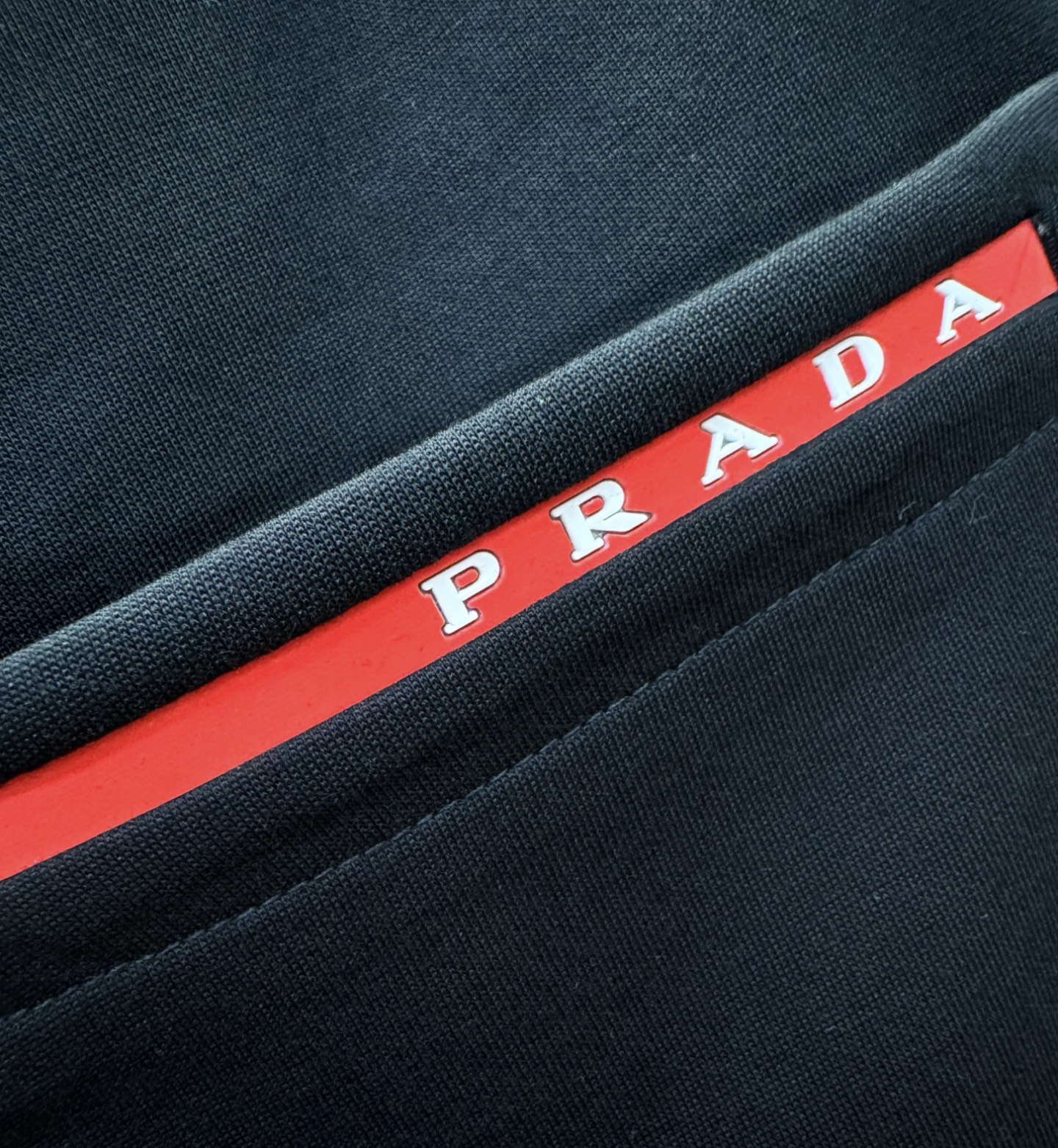  PRADA 普拉达 2025新品爆款休闲裤，选用欧洲进口面料，柔软舒适有质感，原版五金配件，非常炫酷👍
