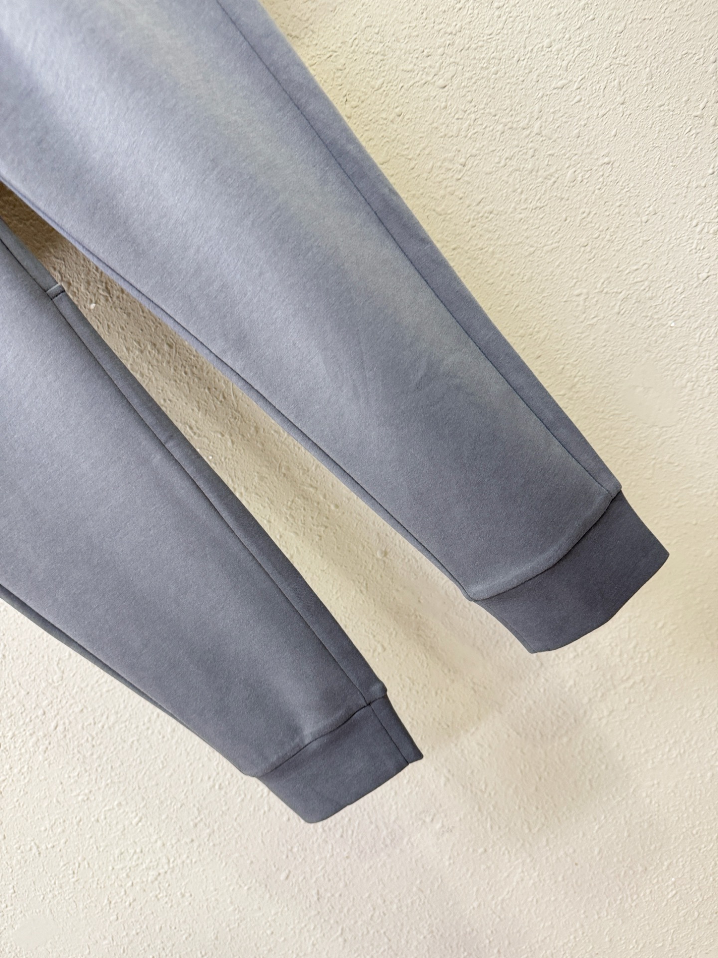  LV路易威登 2025新品爆款休闲裤，选用欧洲进口面料，柔软舒适有质感，原版五金配件，非常炫酷👍细节处