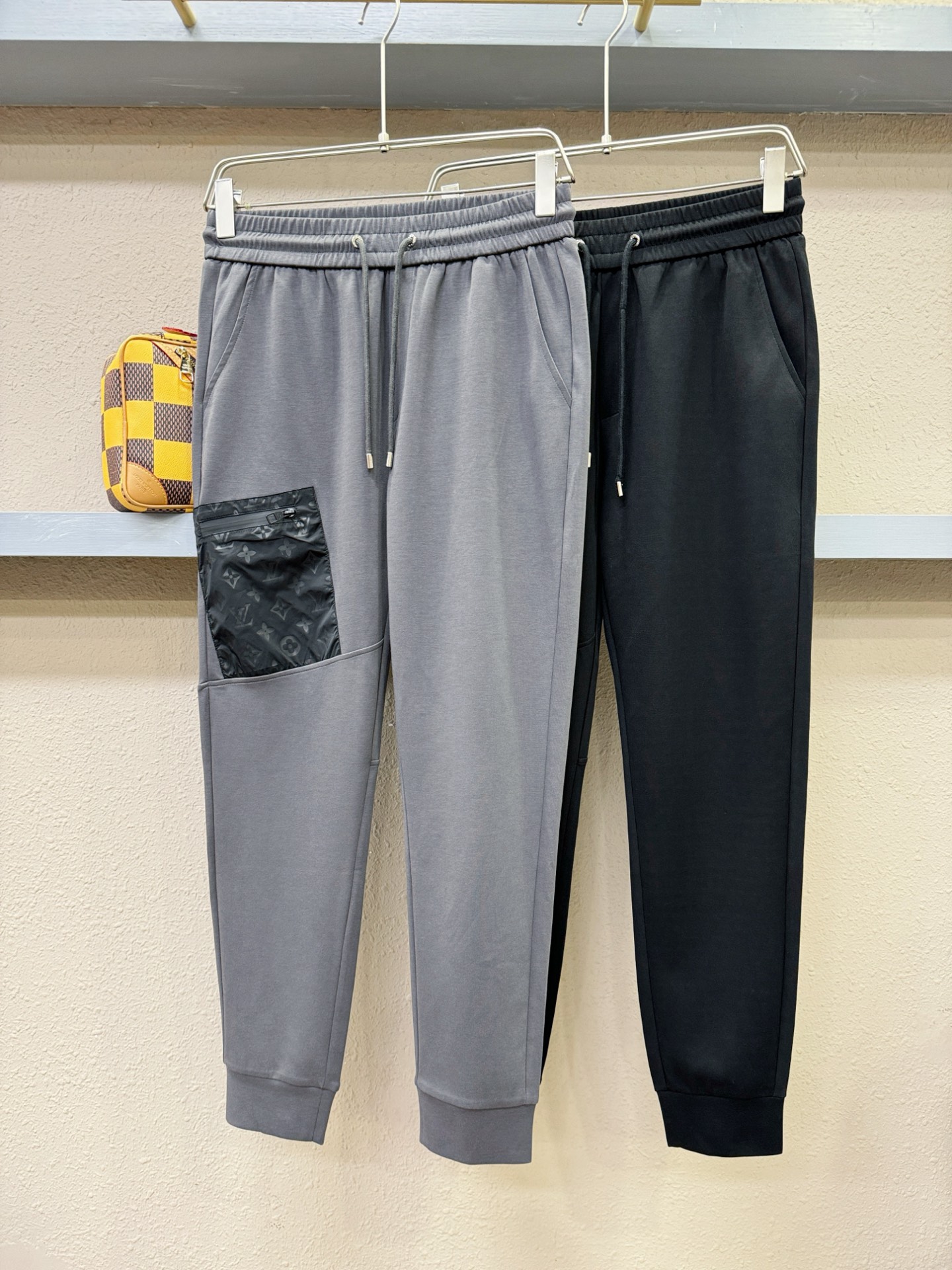  LV路易威登 2025新品爆款休闲裤，选用欧洲进口面料，柔软舒适有质感，原版五金配件，非常炫酷👍细节处