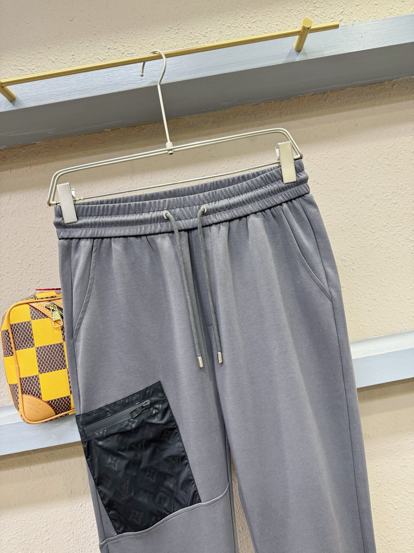  LV路易威登 2025新品爆款休闲裤，选用欧洲进口面料，柔软舒适有质感，原版五金配件，非常炫酷👍细节处