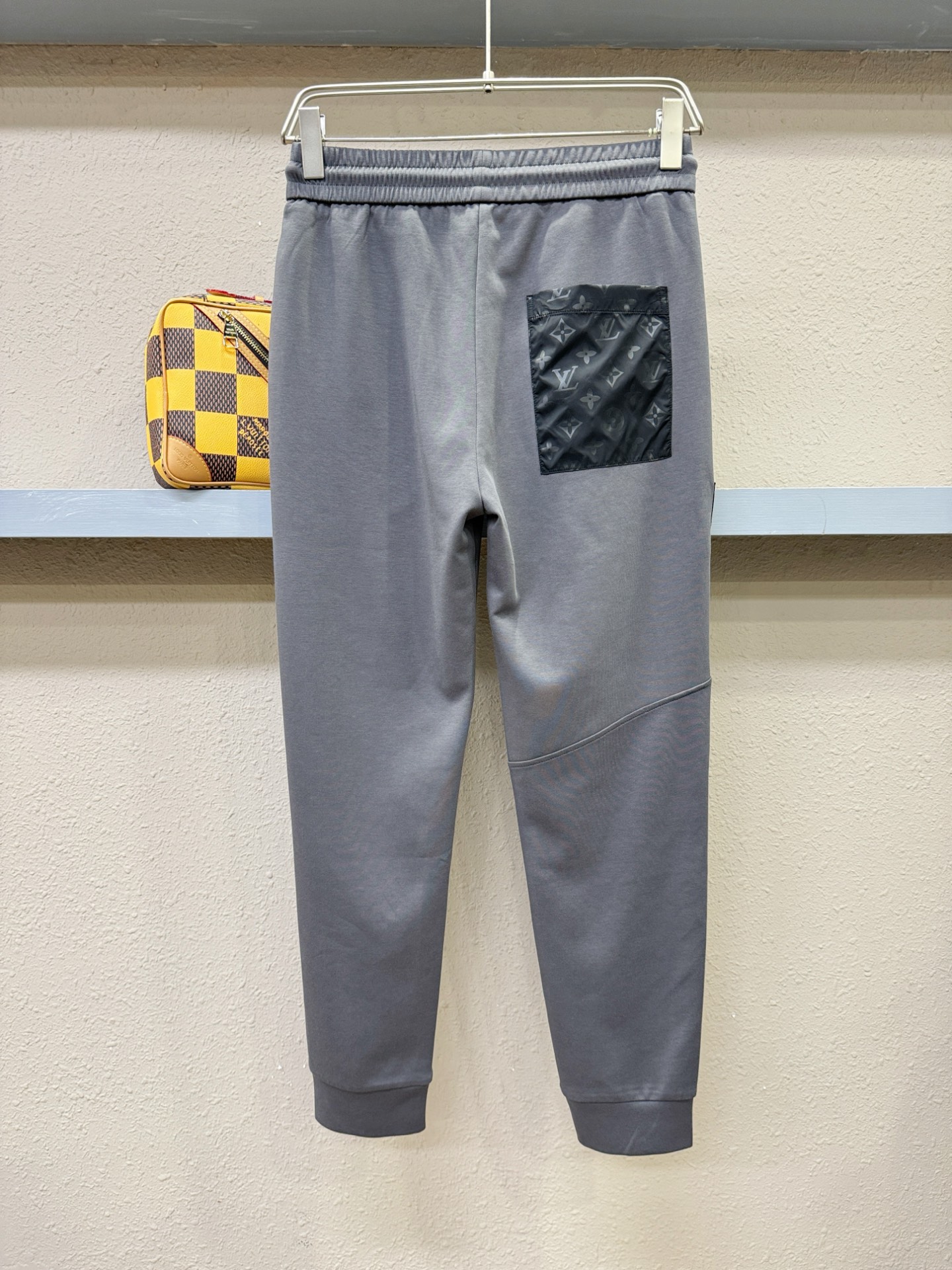  LV路易威登 2025新品爆款休闲裤，选用欧洲进口面料，柔软舒适有质感，原版五金配件，非常炫酷👍细节处