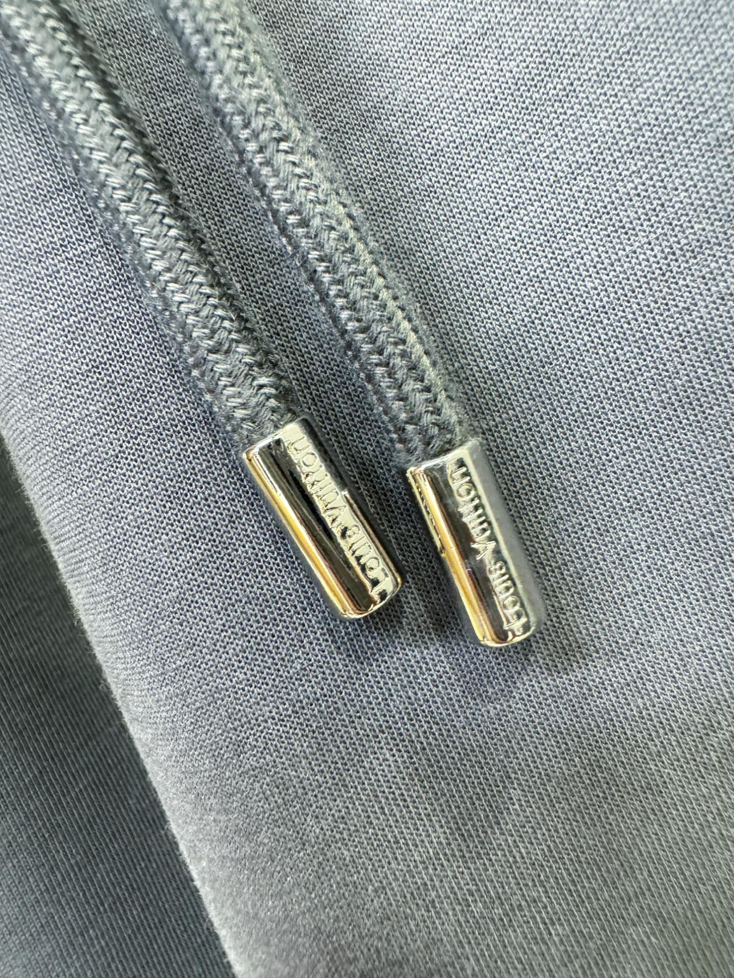  LV路易威登 2025新品爆款休闲裤，选用欧洲进口面料，柔软舒适有质感，原版五金配件，非常炫酷👍细节处