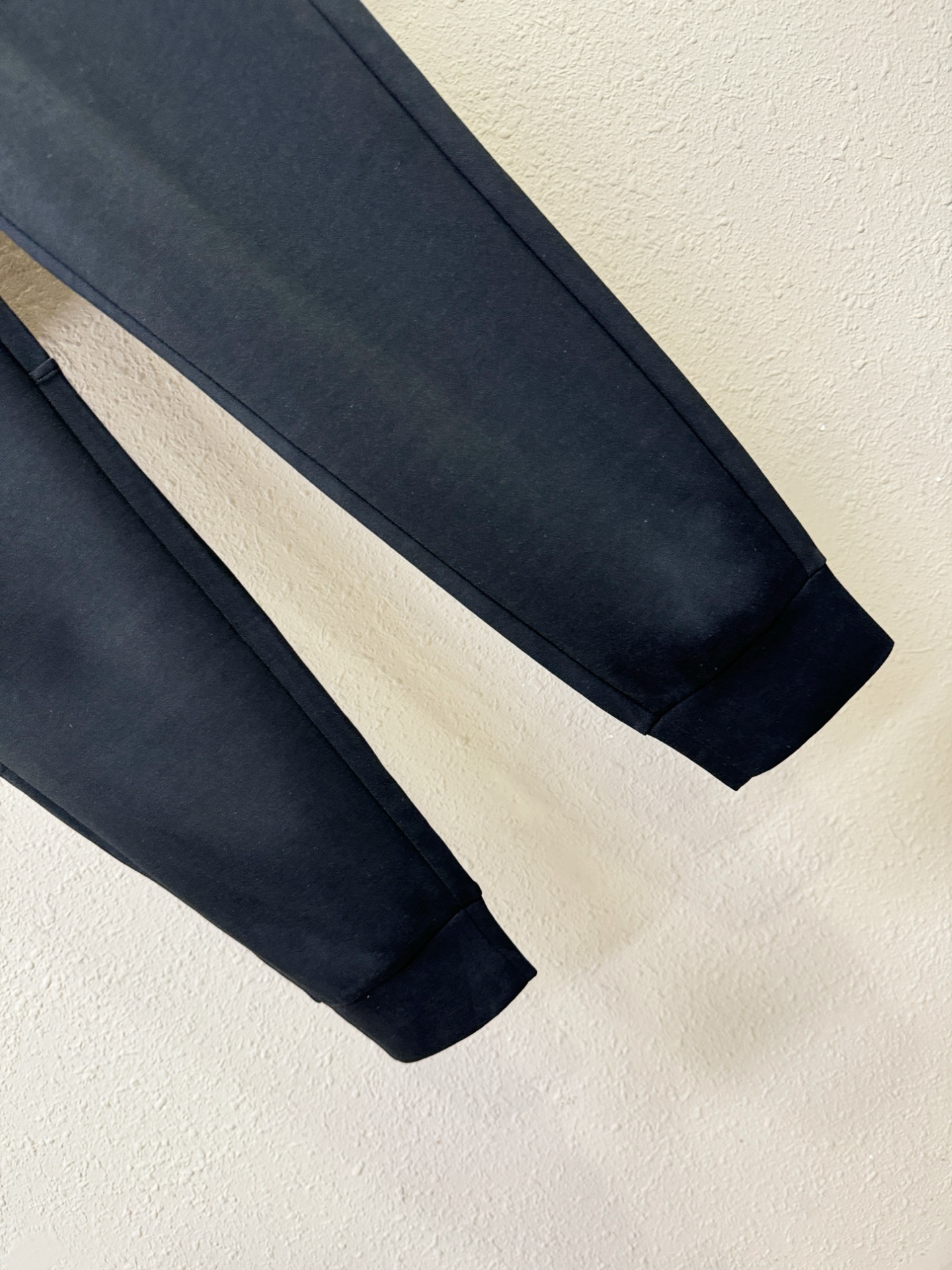  LV路易威登 2025新品爆款休闲裤，选用欧洲进口面料，柔软舒适有质感，原版五金配件，非常炫酷👍细节处