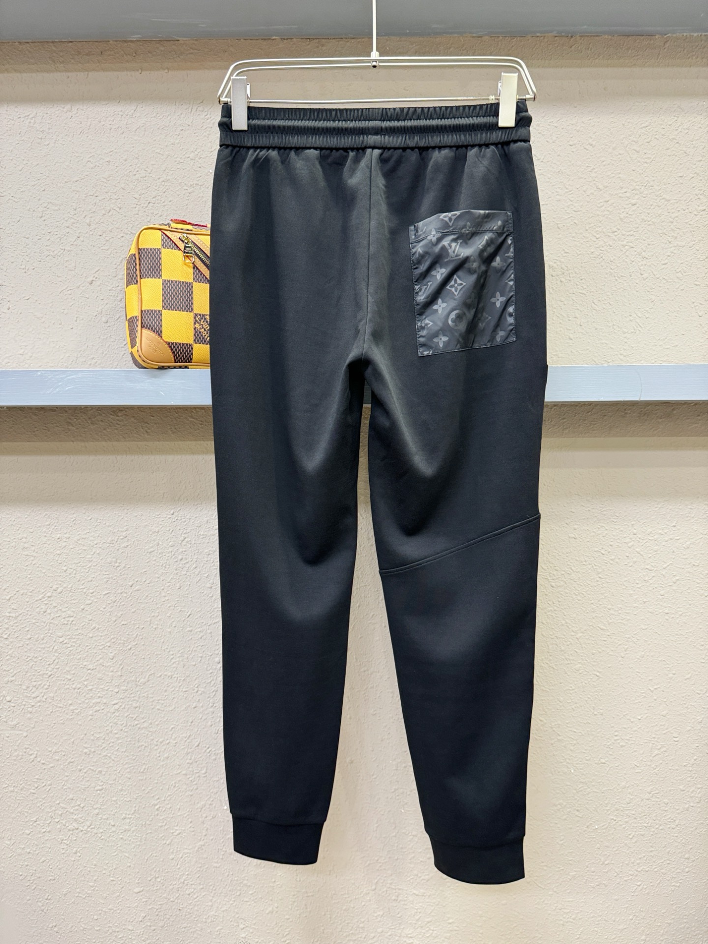  LV路易威登 2025新品爆款休闲裤，选用欧洲进口面料，柔软舒适有质感，原版五金配件，非常炫酷👍细节处