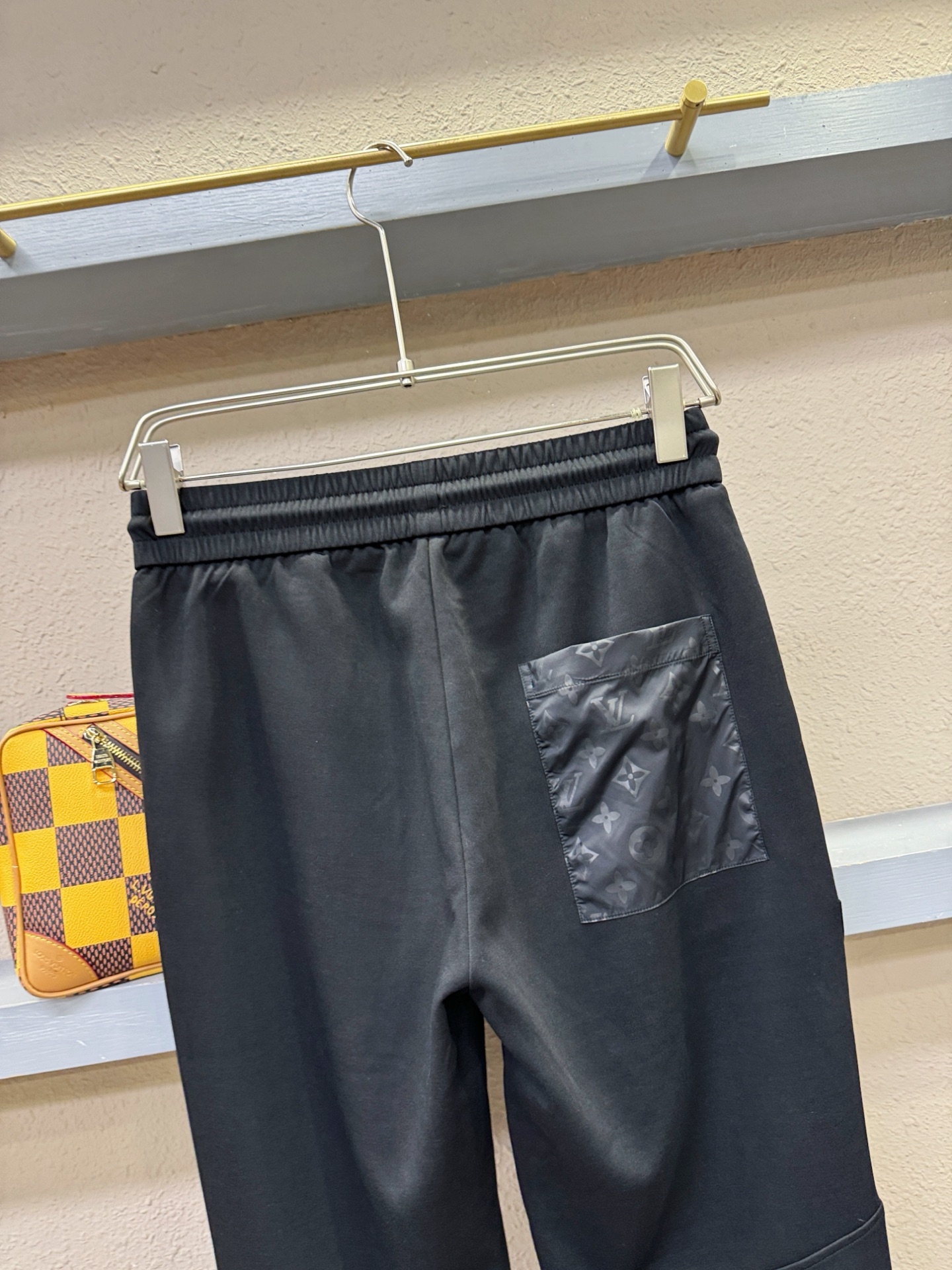  LV路易威登 2025新品爆款休闲裤，选用欧洲进口面料，柔软舒适有质感，原版五金配件，非常炫酷👍细节处