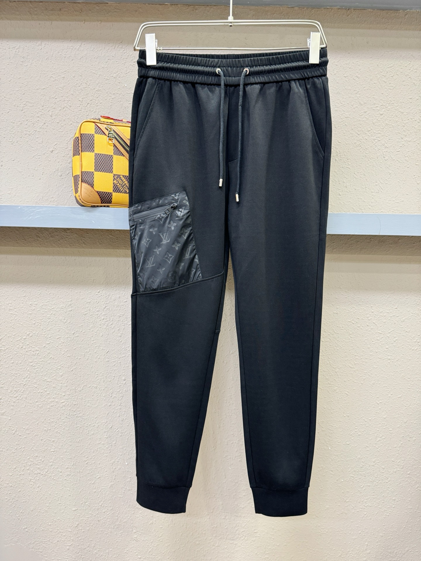  LV路易威登 2025新品爆款休闲裤，选用欧洲进口面料，柔软舒适有质感，原版五金配件，非常炫酷👍细节处