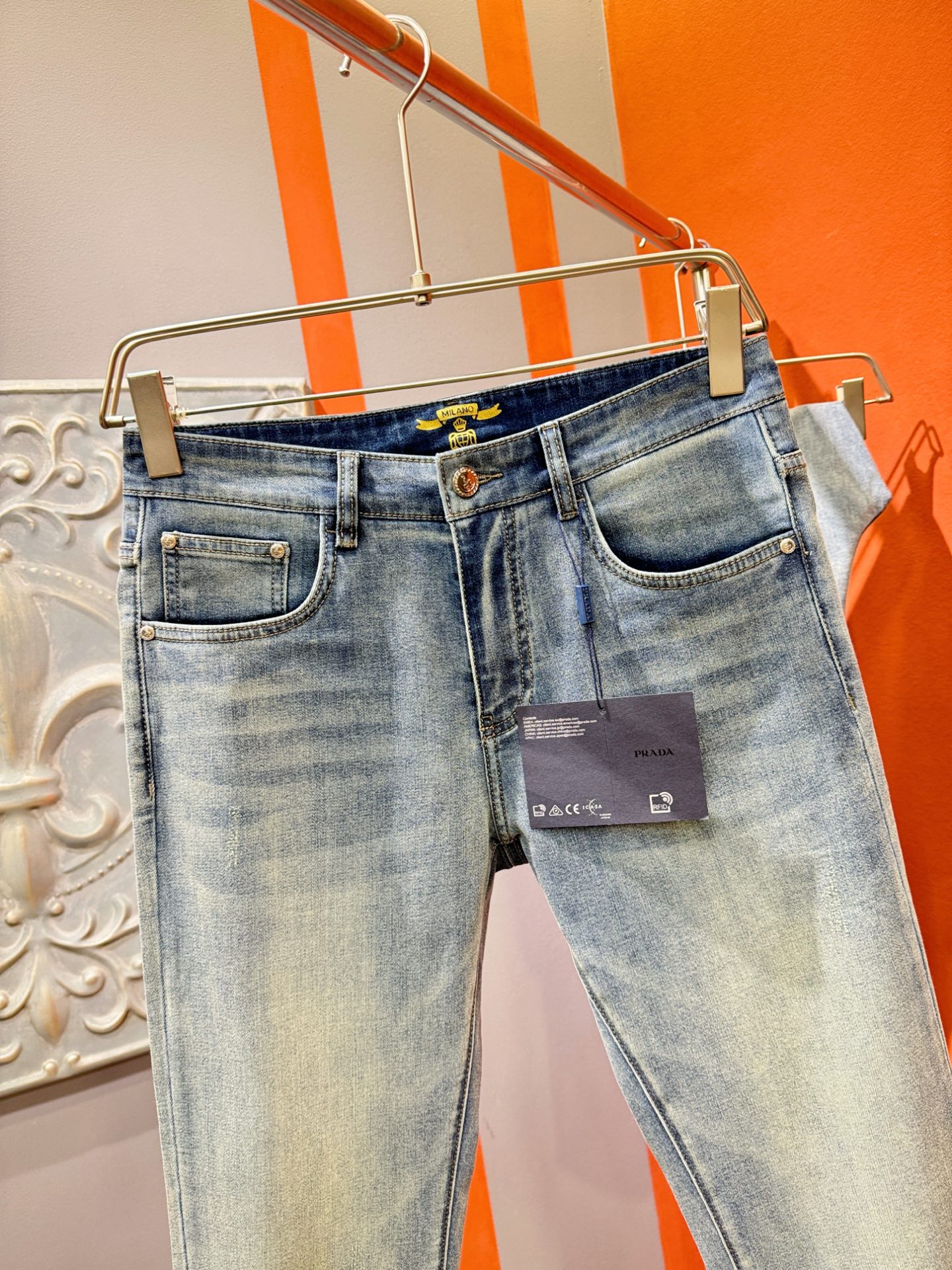  PRADA 普拉达 原单牛仔裤 2025新品，原版牛仔裤 原版重工打造，品牌经典LOGO设计，三标齐全