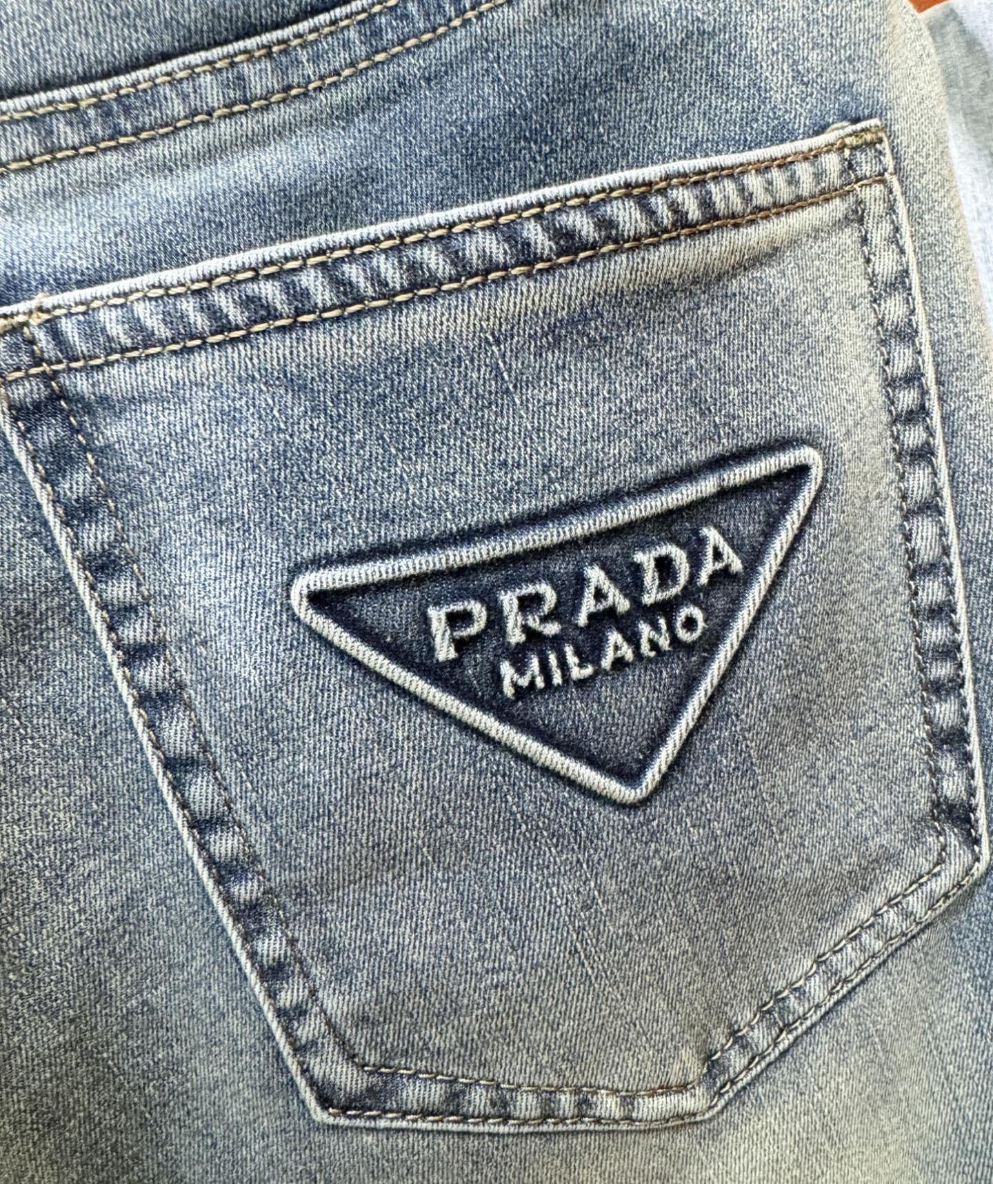  PRADA 普拉达 原单牛仔裤 2025新品，原版牛仔裤 原版重工打造，品牌经典LOGO设计，三标齐全