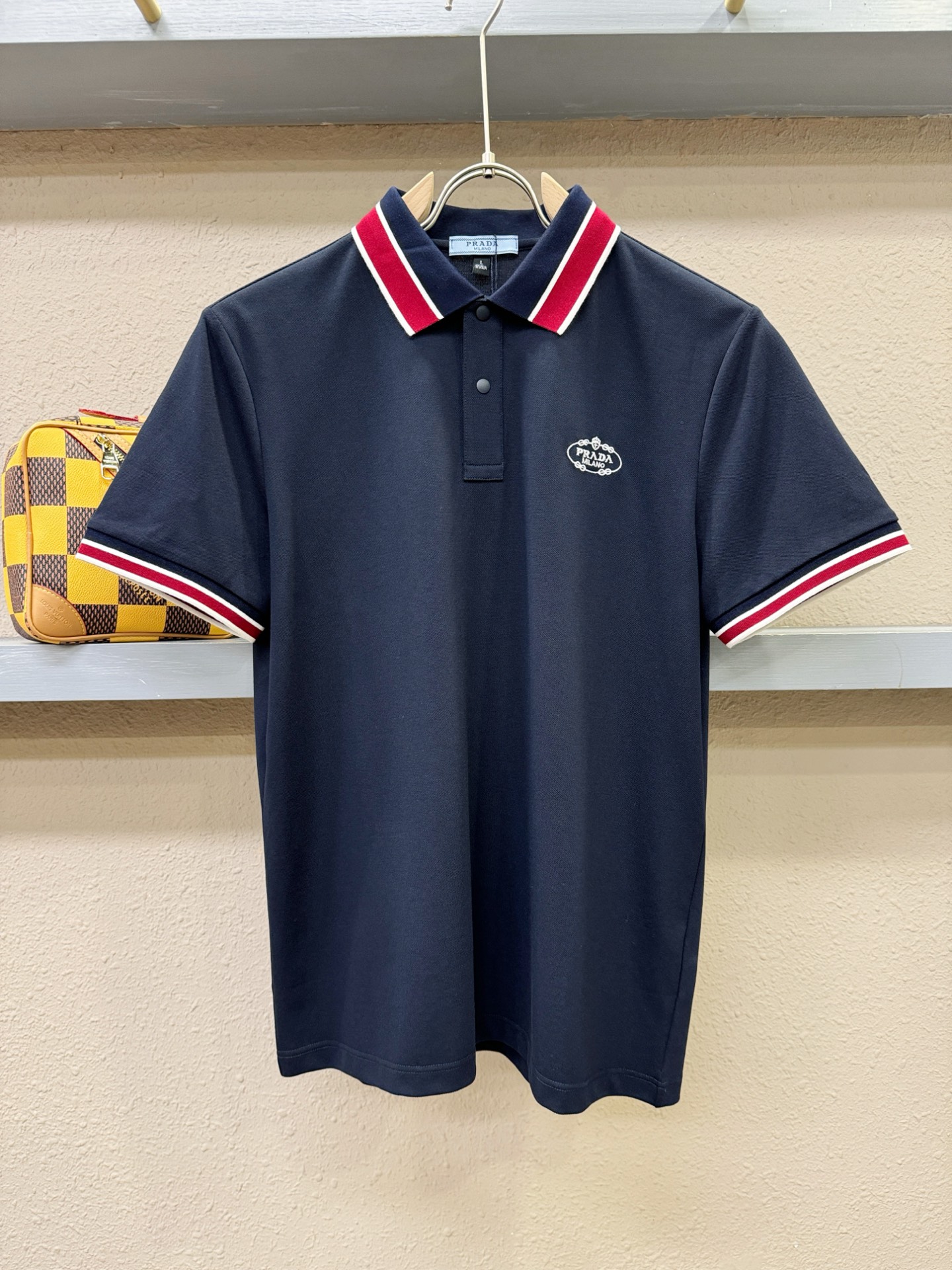 NO:474047,PRADA 2025 official spring and summer new style, the counter is launched simultaneously. Men's lapel short-sleeved POLO shirt, high-end main line series, imported mercerized bead floor cotton fabric, first-class texture, excellent skin-friendly, silky and delicate touch, fashionable three-button opening and closing placket design, paired with small lapels, fashionable and age-reducing, the upper body is full of Italian tone, full of shape. M-4XL,,prada,prada,T-shirt,alexander wang19860909PRADA 普拉达 2025官方春夏新款 专柜同步上市 男士翻领短袖POLO衫,高端主线系列,进口丝光珠地棉面料,质感一流,亲肤性极佳,触感丝滑细腻,时尚三扣开合门襟设计,搭配小翻领时尚且减龄,上身满满的意式腔调感,型格十足.码数M-4XL,,prada,prada,T-shirt,alexander wang,Men's clothing