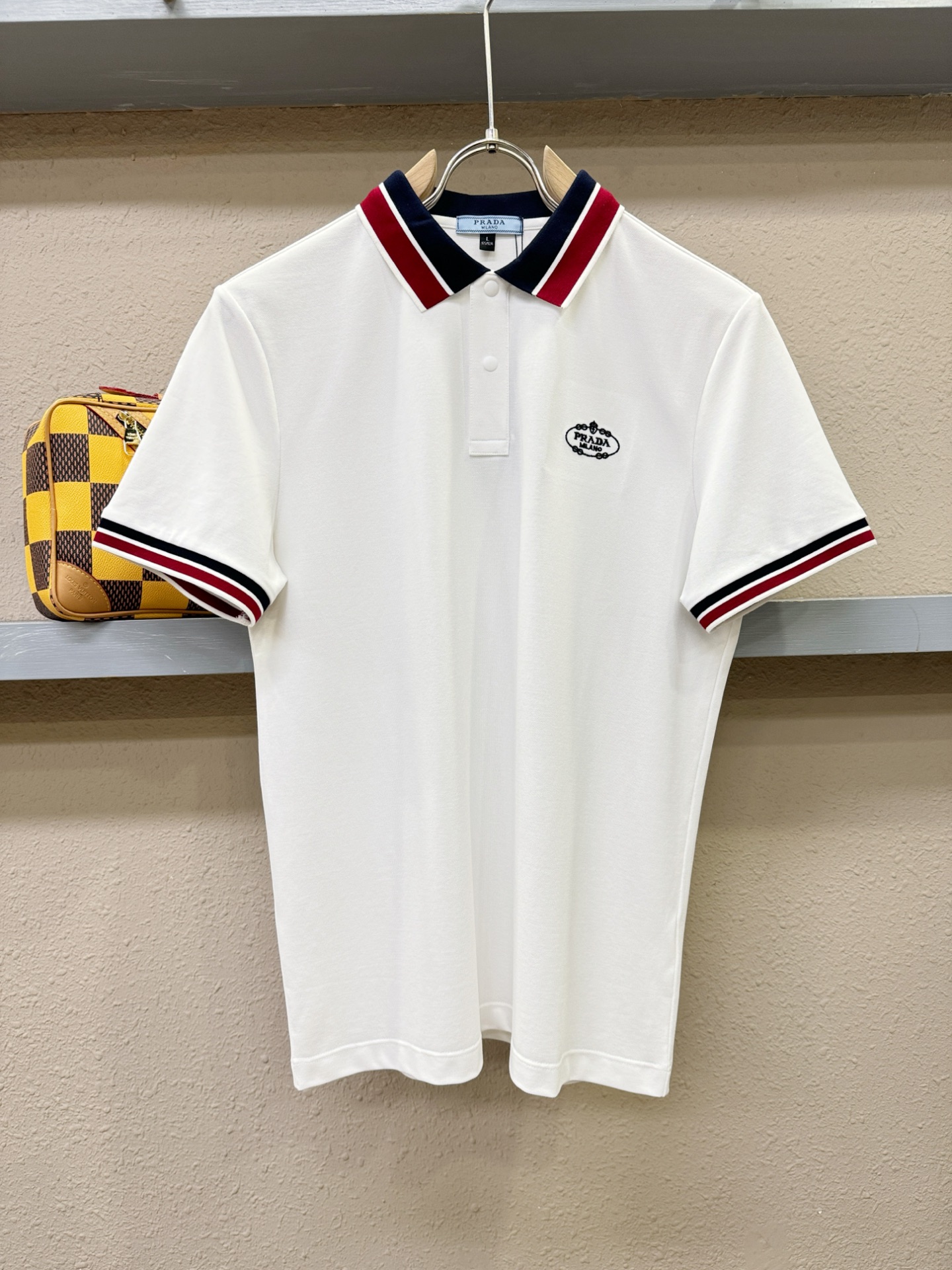 NO:474051,PRADA 2025 official spring and summer new style, the counter is launched simultaneously. Men's lapel short-sleeved POLO shirt, high-end main line series, imported mercerized bead floor cotton fabric, first-class texture, excellent skin-friendly, silky and delicate touch, fashionable three-button opening and closing placket design, paired with small lapels, fashionable and age-reducing, the upper body is full of Italian tone, full of shape. M-4XL,,prada,prada,T-shirt,alexander wang19860909PRADA 普拉达 2025官方春夏新款 专柜同步上市 男士翻领短袖POLO衫,高端主线系列,进口丝光珠地棉面料,质感一流,亲肤性极佳,触感丝滑细腻,时尚三扣开合门襟设计,搭配小翻领时尚且减龄,上身满满的意式腔调感,型格十足.码数M-4XL,,prada,prada,T-shirt,alexander wang,Men's clothing