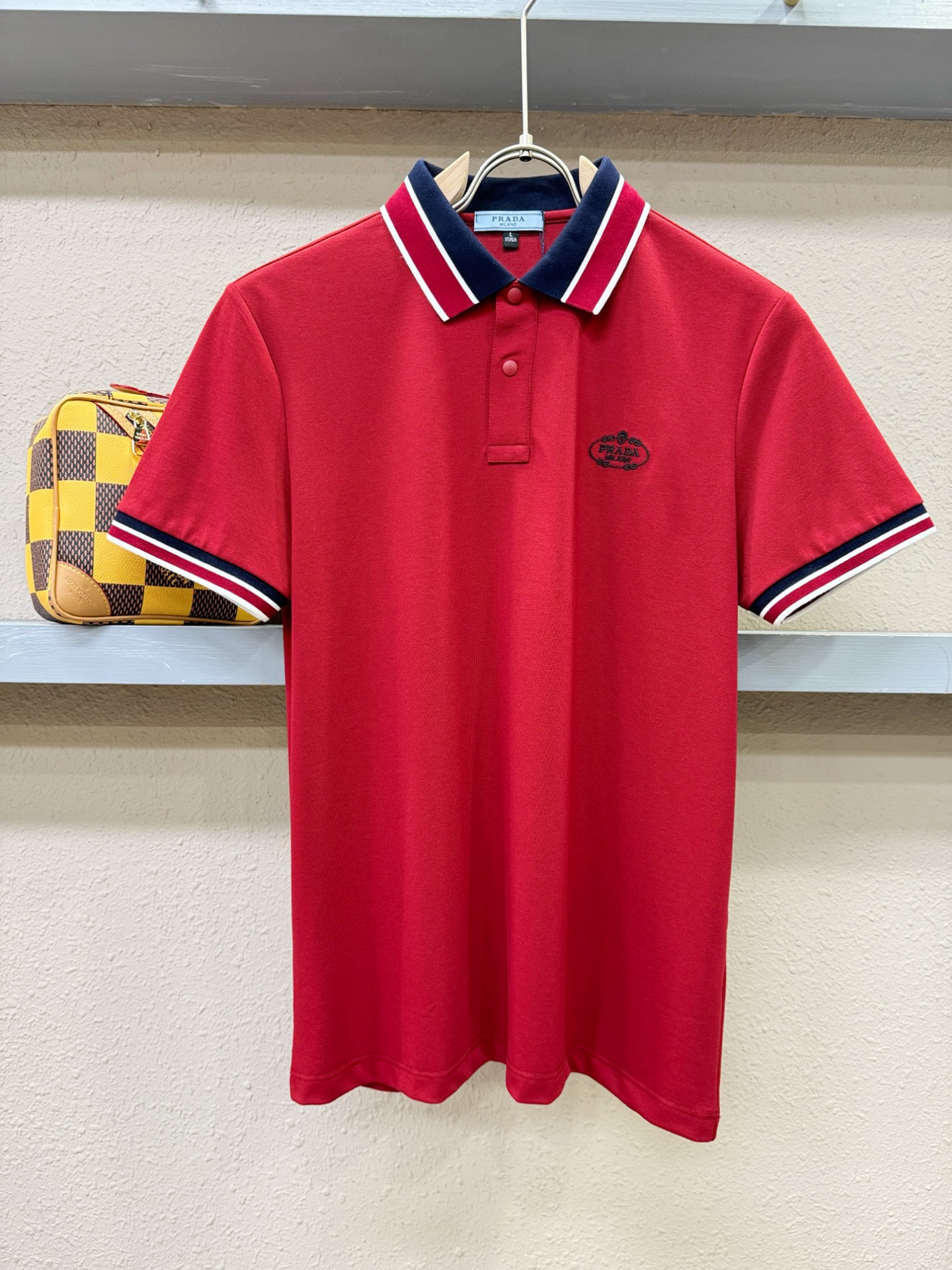 NO:474055,PRADA 2025 official spring and summer new style, the counter is launched simultaneously. Men's lapel short-sleeved POLO shirt, high-end main line series, imported mercerized bead floor cotton fabric, first-class texture, excellent skin-friendly, silky and delicate touch, fashionable three-button opening and closing placket design, paired with small lapels, fashionable and age-reducing, the upper body is full of Italian tone, full of shape. M-4XL,,prada,prada,T-shirt,alexander wang19860909PRADA 普拉达 2025官方春夏新款 专柜同步上市 男士翻领短袖POLO衫,高端主线系列,进口丝光珠地棉面料,质感一流,亲肤性极佳,触感丝滑细腻,时尚三扣开合门襟设计,搭配小翻领时尚且减龄,上身满满的意式腔调感,型格十足.码数M-4XL,,prada,prada,T-shirt,alexander wang,Men's clothing