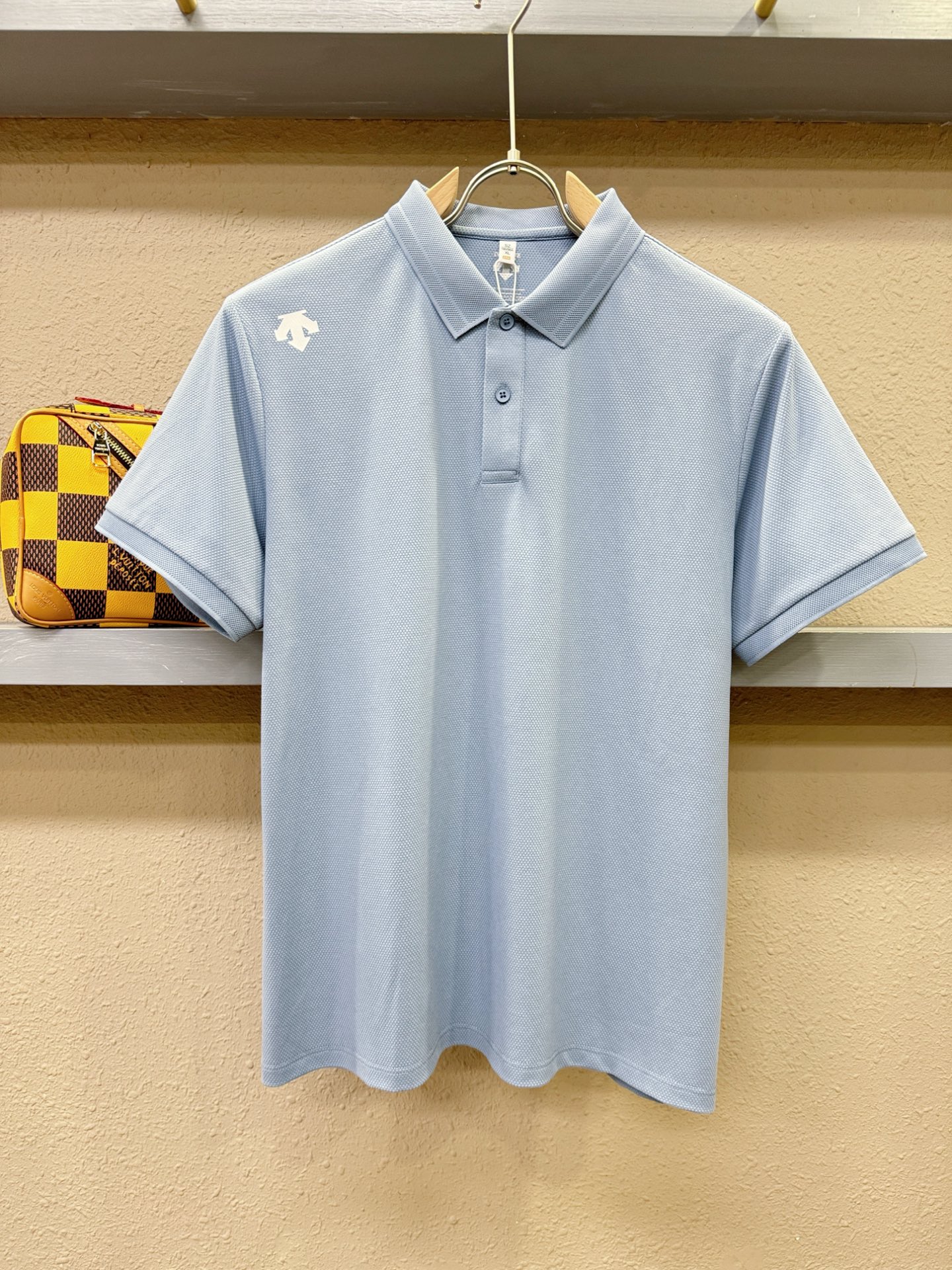 NO:459159,DESCENTE 2025 official spring and summer new style, counter is launched simultaneously. Men's lapel short-sleeved POLO shirt, high-end main line series, imported mercerized bead floor cotton fabric, first-class texture, excellent skin-friendly, silky and delicate touch, fashionable three-button opening and closing placket design, paired with small lapels, fashionable and age-reducing, the upper body is full of Italian tone, full of shape. M-3XL, T-shirt, alexander wang19860909DESCENTE迪桑特 2025官方春夏新款 专柜同步上市 男士翻领短袖POLO衫,高端主线系列,进口丝光珠地棉面料,质感一流,亲肤性极佳,触感丝滑细腻,时尚三扣开合门襟设计,搭配小翻领时尚且减龄,上身满满的意式腔调感,型格十足.码数M-3XL,,T-shirt,alexander wang,Men's clothing