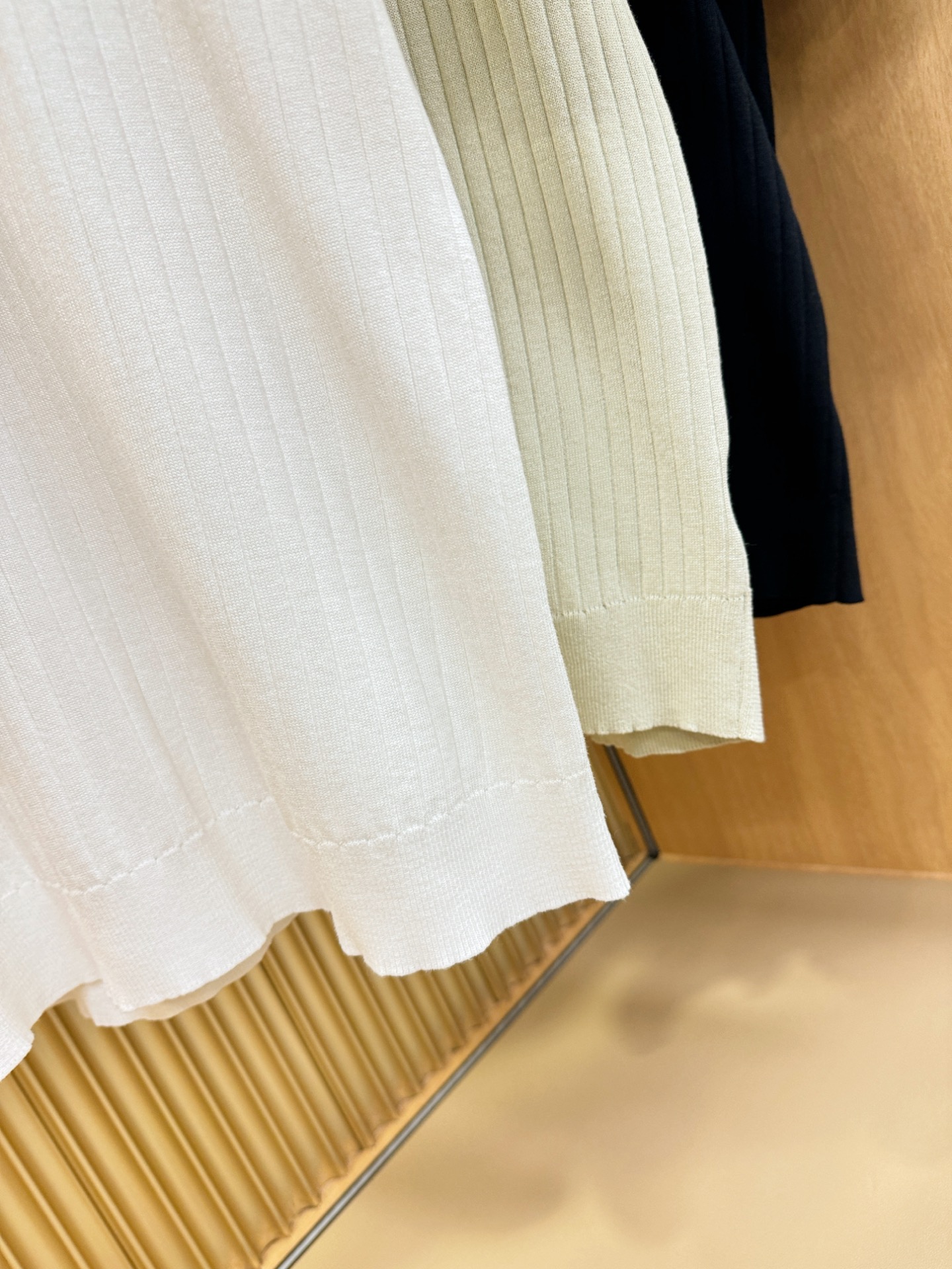 Loro Piana诺悠翩雅 2025春夏新品针织短袖，进口针织面料，手感柔软。顶级进口私货，时尚设计潮