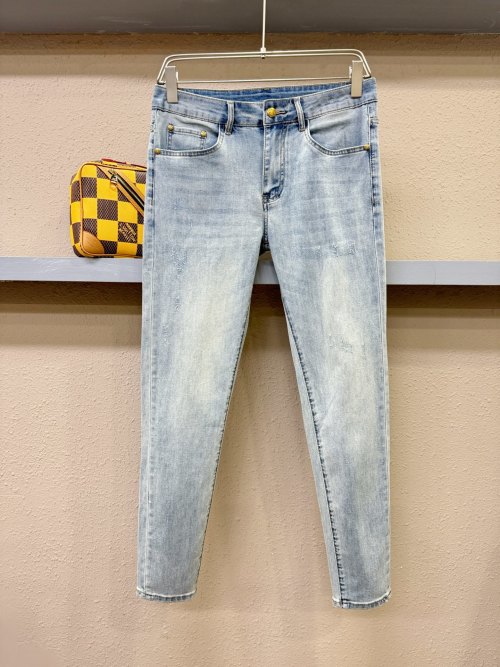 Jean Délavé Prada 2025, Coupe Ajustée, Logo Classique, Denim Premium 1 Jean Délavé Prada 2025, Coupe Ajustée, Logo Classique, Denim Premium