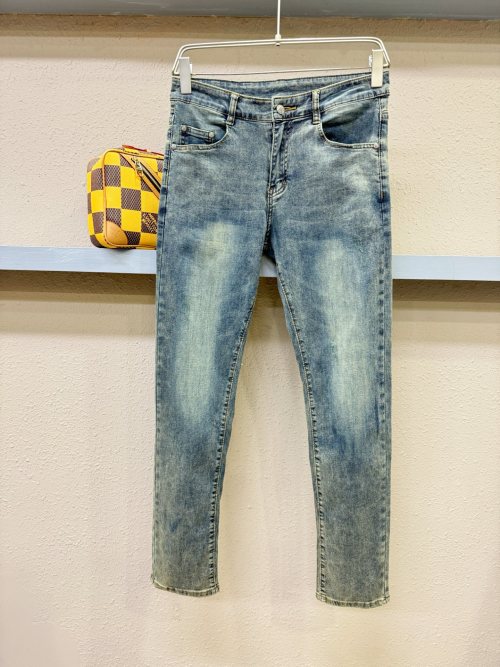 Givenchy Jeans Clásicos con Logo, Denim Auténtico, Corte Moderno 1 Givenchy Jeans Clásicos con Logo, Denim Auténtico, Corte Moderno
