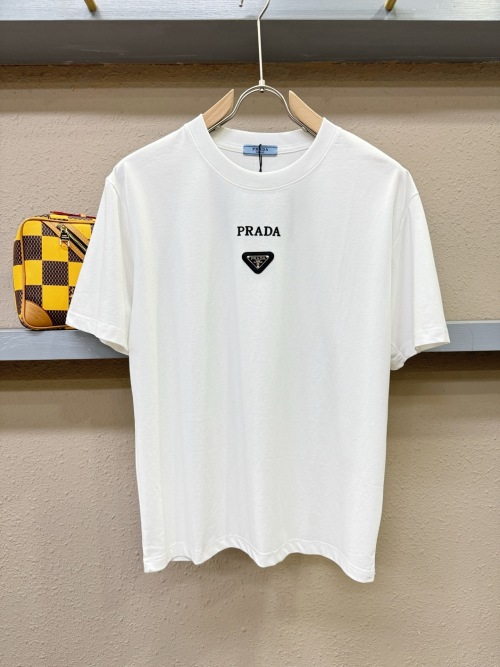 Prada T-shirt met Logo - Stijlvolle Korte Mouw Top voor Heren 1 Prada T-shirt met Logo - Stijlvolle Korte Mouw Top voor Heren