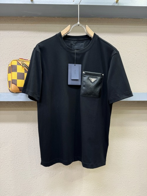 Prada 2025 Men's Black Short Sleeve T-Shirt with Leather Pocket, M-3XL 1 Prada 2025 Men's Black Short Sleeve T-Shirt with Leather Pocket, M-3XL