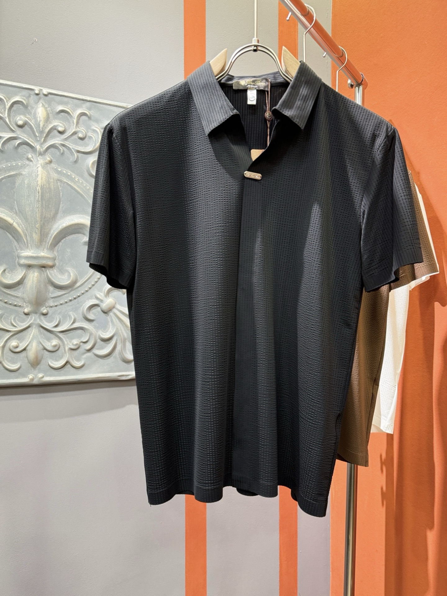 NO:509667,Loro Piana Nouyou Pianya 2025 official spring and summer new style, stand-up collar short sleeves, exquisite chest logo, high-end main line series, imported fabrics, and fabric attributes are all excellent, creating a unique fabric type. First-class texture, excellent skin-friendly, silky and delicate touch, full Italian tone with the upper body, full of shape. M-4XL.,,loro pigana, T-shirt, alexander wang19860909Loro Piana诺悠翩雅 2025官方春夏新款 立领短袖,胸口精致Logo,高端主线系列,进口面料,面料属性皆为上乘,缔造出独一无二的面料类型.质感一流,亲肤性极佳,触感丝滑细腻,上身满满的意式腔调感,型格十足.码数M-4XL.,,loro piana,T-shirt,alexander wang,Men's clothing