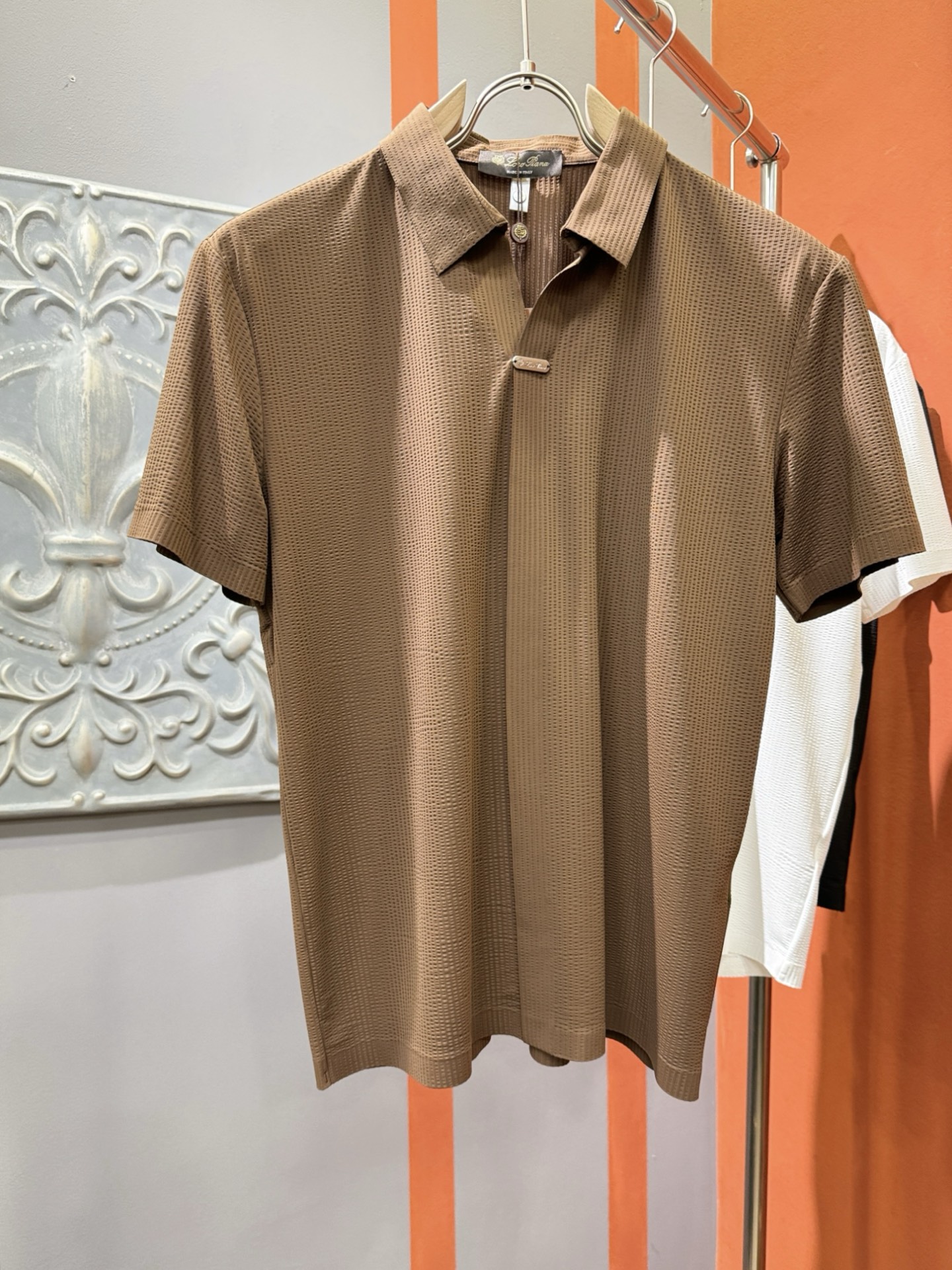 NO:509666,Loro Piana Nouyou Pianya 2025 official spring and summer new style, stand-up collar short sleeves, exquisite chest logo, high-end main line series, imported fabrics, and fabric attributes are all excellent, creating a unique fabric type. First-class texture, excellent skin-friendly, silky and delicate touch, full Italian tone with the upper body, full of shape. M-4XL, loro pigana, T-shirt, alexander wang19860909Loro Piana诺悠翩雅 2025官方春夏新款 立领短袖,胸口精致Logo,高端主线系列,进口面料,面料属性皆为上乘,缔造出独一无二的面料类型.质感一流,亲肤性极佳,触感丝滑细腻,上身满满的意式腔调感,型格十足.码数M-4XL,,loro piana,T-shirt,alexander wang,Men's clothing