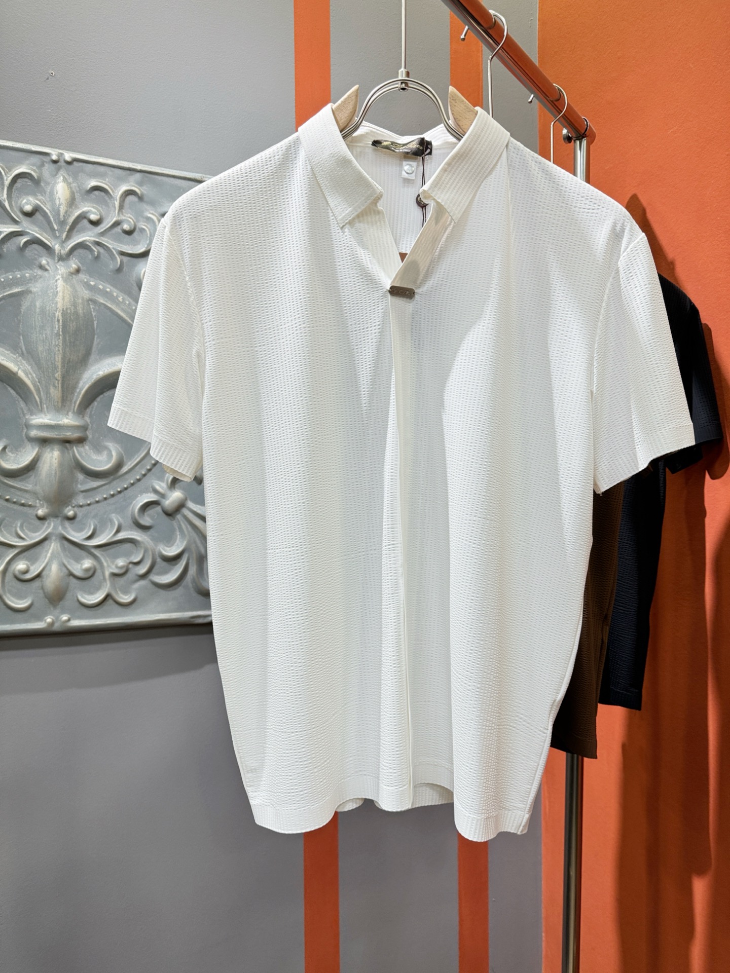 NO:509668,Loro Piana Nouyou Pianya 2025 official spring and summer new style, stand-up collar short sleeves, exquisite chest logo, high-end main line series, imported fabrics, and fabric attributes are all excellent, creating a unique fabric type. First-class texture, excellent skin-friendly, silky and delicate touch, full Italian tone with the upper body, full of shape. M-4XL, loro pigana, T-shirt, alexander wang19860909Loro Piana诺悠翩雅 2025官方春夏新款 立领短袖,胸口精致Logo,高端主线系列,进口面料,面料属性皆为上乘,缔造出独一无二的面料类型.质感一流,亲肤性极佳,触感丝滑细腻,上身满满的意式腔调感,型格十足.码数M-4XL,,loro piana,T-shirt,alexander wang,Men's clothing